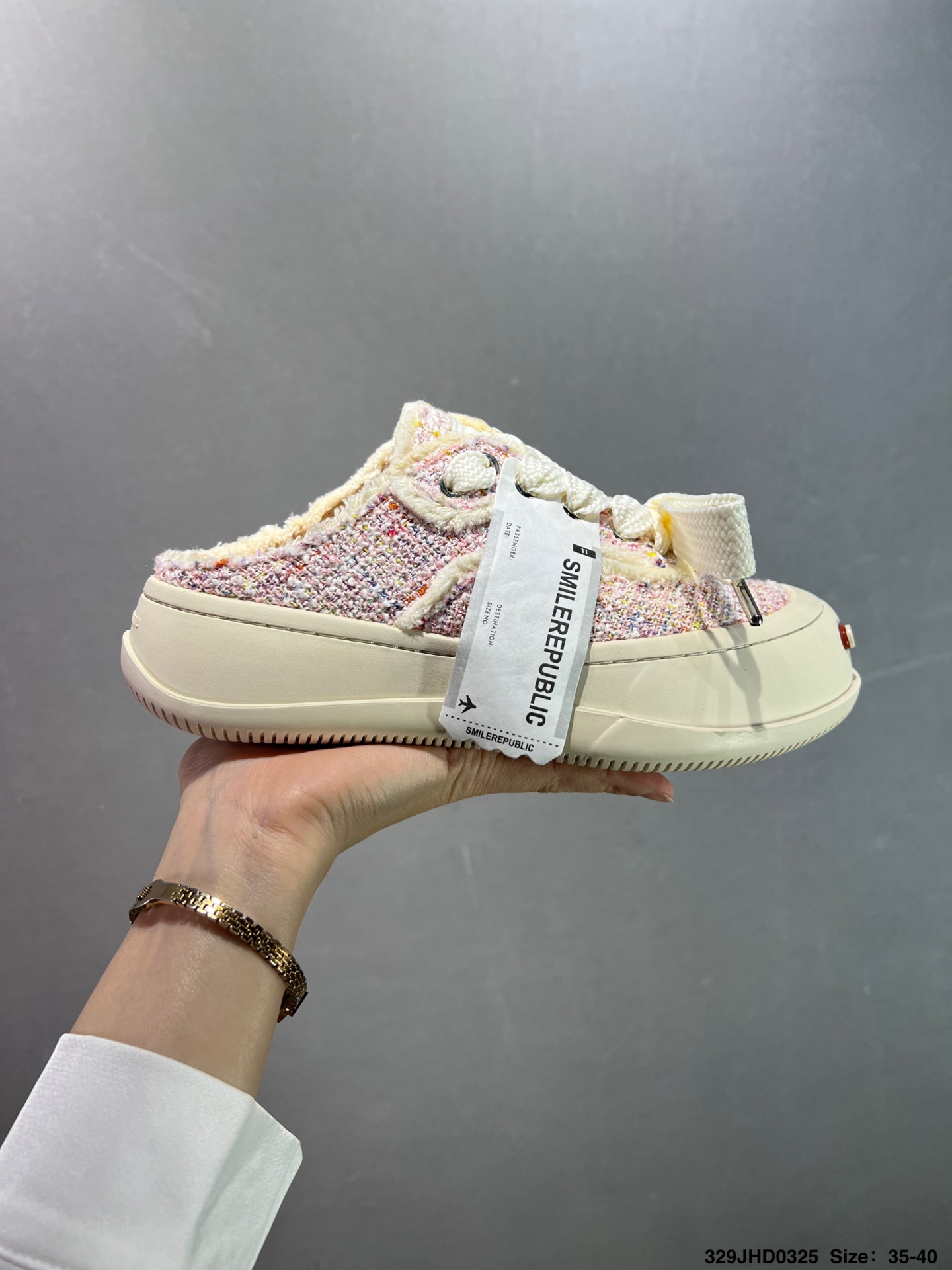 💰130
公司级✅采用原装定制高密度帆布革鞋面材质,超软水染牛皮内里/注塑成型鞋垫,4cm厘米外增高效果橡胶鞋底❗️徐璐,李晨,檀健次同款,新晋街头鞋履品牌SMILEREPUBLIC Canvas Mule Sneakers Low 松糕厚底增高低帮反系带一脚蹬乞丐风帆布露跟板鞋
类型:男女鞋
码数:35 36 37 38 39 40 41 42 43 44
ID:329JHD0325