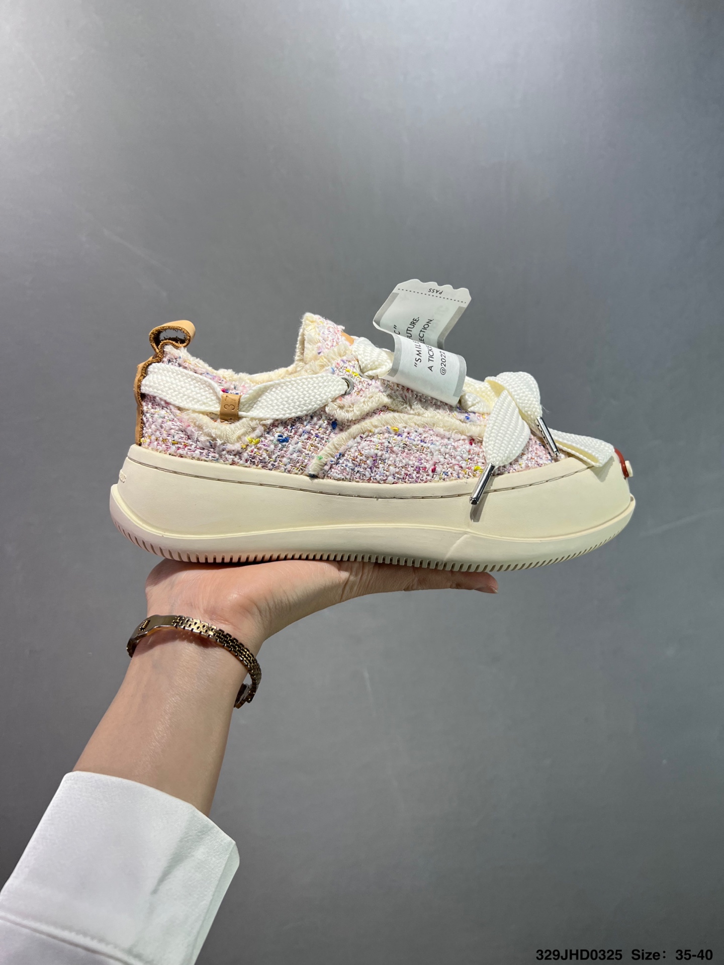 💰130
公司级✅采用原装定制高密度帆布革鞋面材质，超软水染牛皮内里/注塑成型鞋垫，4cm厘米外增高效果橡胶鞋底❗️徐璐,李晨,檀健次同款,新晋街头鞋履品牌SMILEREPUBLIC Canvas Mule Sneakers Low 松糕厚底增高低帮反系带一脚蹬乞丐风帆布露跟板鞋 

类型：男女鞋
码数：35 36 37 38 39 40 41 42 43 44
ID：329JHD0325