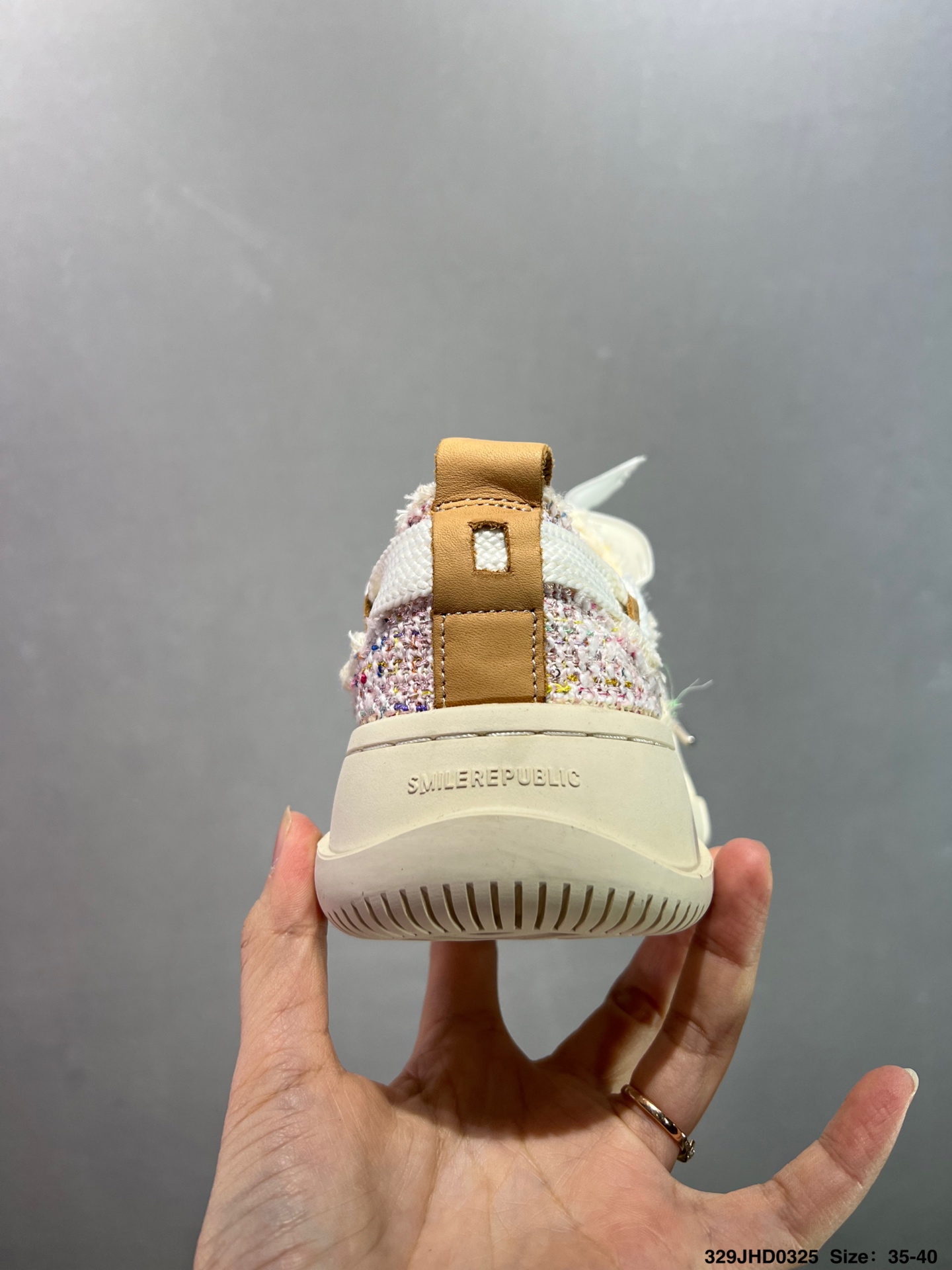 💰130
公司级✅采用原装定制高密度帆布革鞋面材质,超软水染牛皮内里/注塑成型鞋垫,4cm厘米外增高效果橡胶鞋底❗️徐璐,李晨,檀健次同款,新晋街头鞋履品牌SMILEREPUBLIC Canvas Mule Sneakers Low 松糕厚底增高低帮反系带一脚蹬乞丐风帆布露跟板鞋
类型:男女鞋
码数:35 36 37 38 39 40 41 42 43 44
ID:329JHD0325