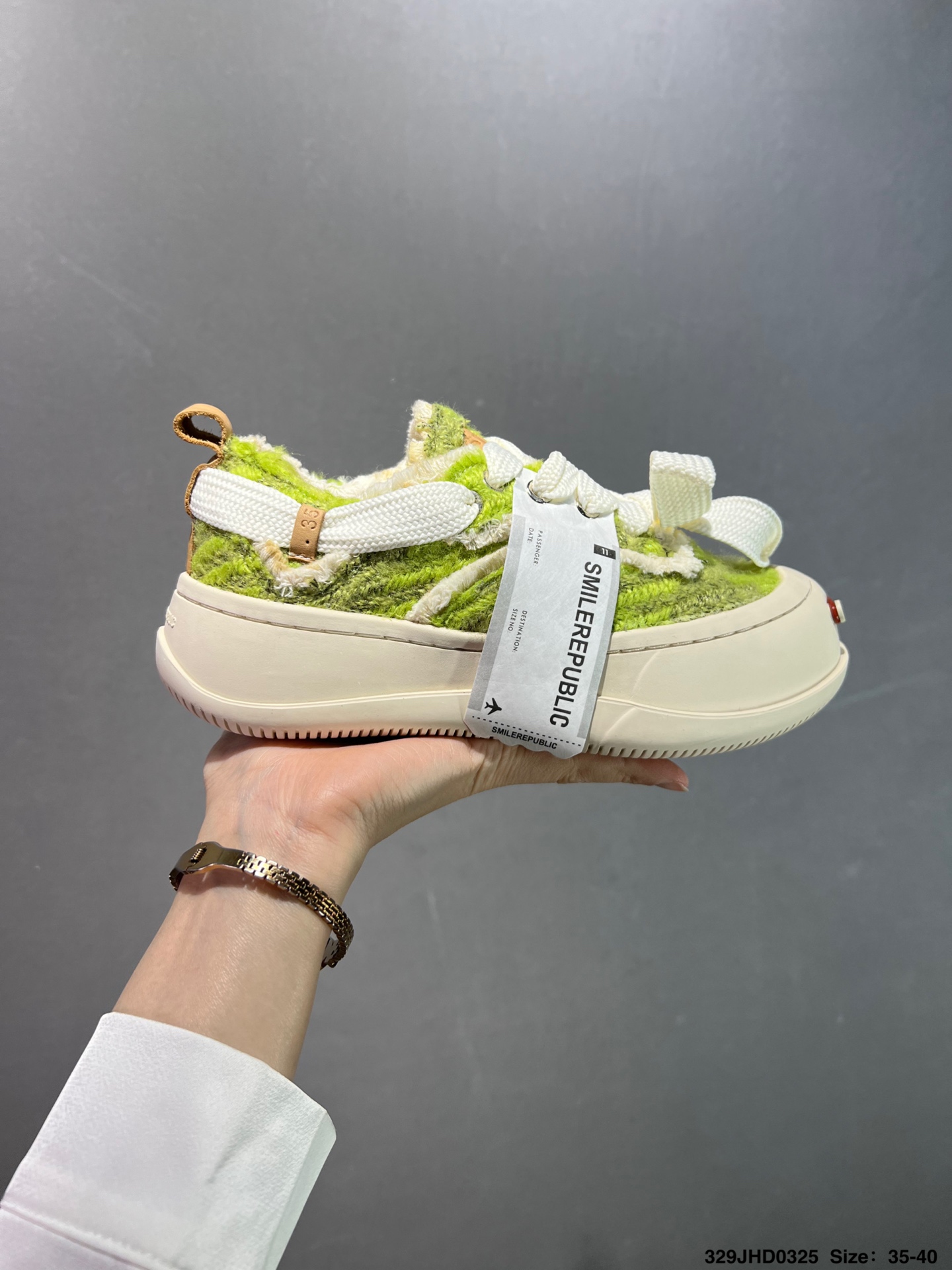 💰130
公司级✅采用原装定制高密度帆布革鞋面材质，超软水染牛皮内里/注塑成型鞋垫，4cm厘米外增高效果橡胶鞋底❗️徐璐,李晨,檀健次同款,新晋街头鞋履品牌SMILEREPUBLIC Canvas Mule Sneakers Low 松糕厚底增高低帮反系带一脚蹬乞丐风帆布露跟板鞋 

类型：男女鞋
码数：35 36 37 38 39 40 41 42 43 44
ID：329JHD0325