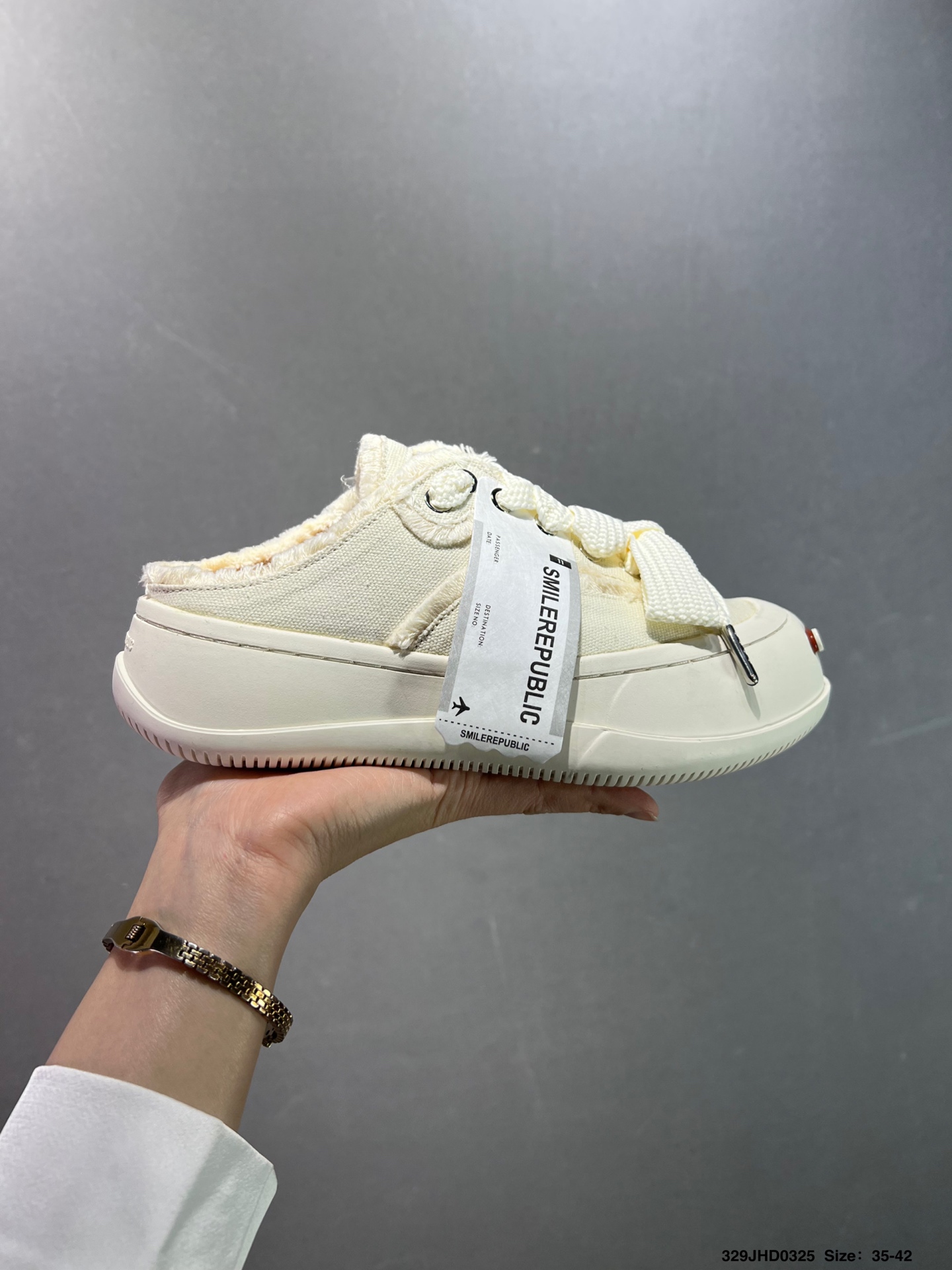 💰130
公司级✅采用原装定制高密度帆布革鞋面材质，超软水染牛皮内里/注塑成型鞋垫，4cm厘米外增高效果橡胶鞋底❗️徐璐,李晨,檀健次同款,新晋街头鞋履品牌SMILEREPUBLIC Canvas Mule Sneakers Low 松糕厚底增高低帮反系带一脚蹬乞丐风帆布露跟板鞋 

类型：男女鞋
码数：35 36 37 38 39 40 41 42 43 44
ID：329JHD0325
