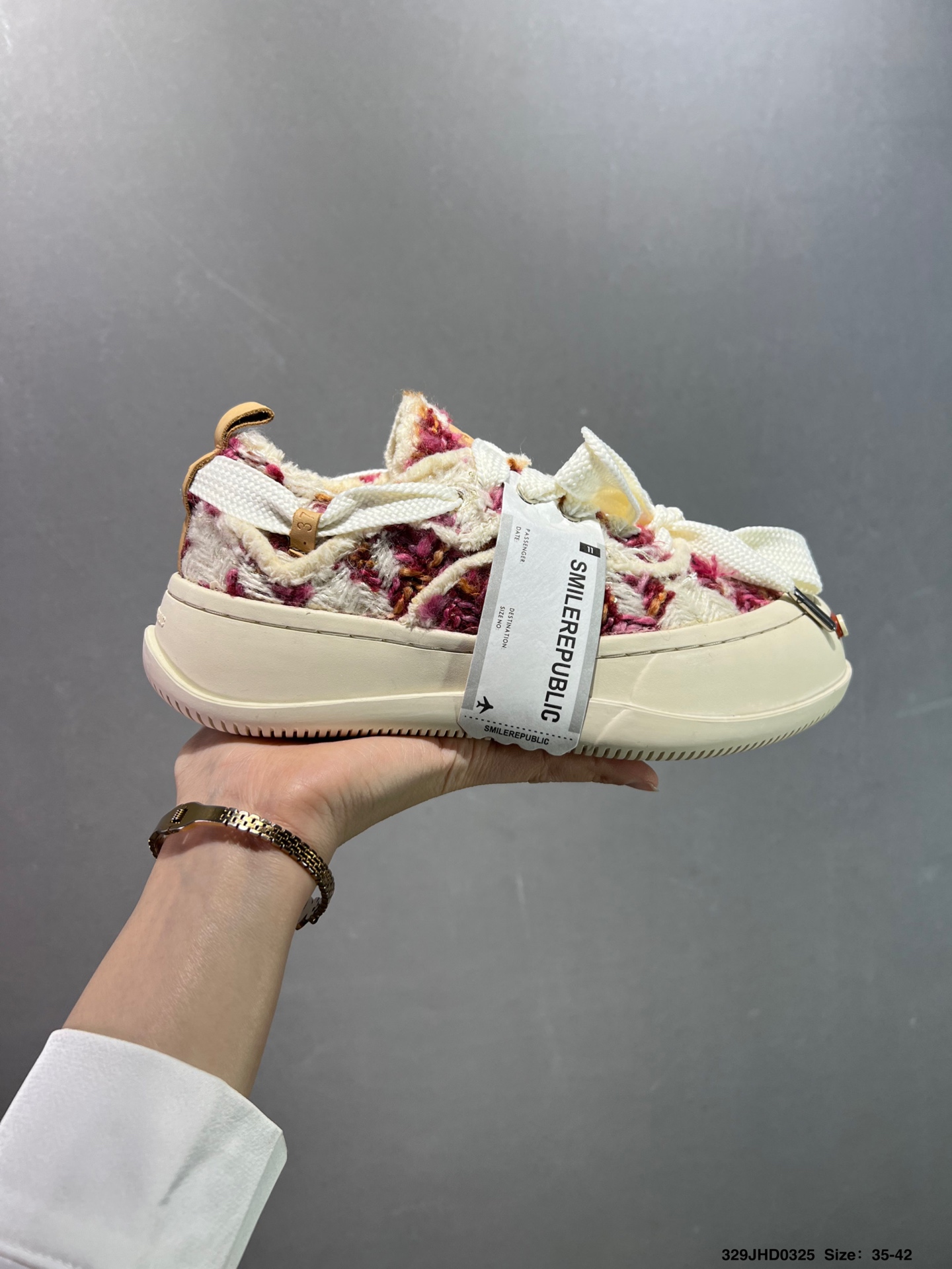 💰130
公司级✅采用原装定制高密度帆布革鞋面材质，超软水染牛皮内里/注塑成型鞋垫，4cm厘米外增高效果橡胶鞋底❗️徐璐,李晨,檀健次同款,新晋街头鞋履品牌SMILEREPUBLIC Canvas Mule Sneakers Low 松糕厚底增高低帮反系带一脚蹬乞丐风帆布露跟板鞋 

类型：男女鞋
码数：35 36 37 38 39 40 41 42 43 44
ID：329JHD0325