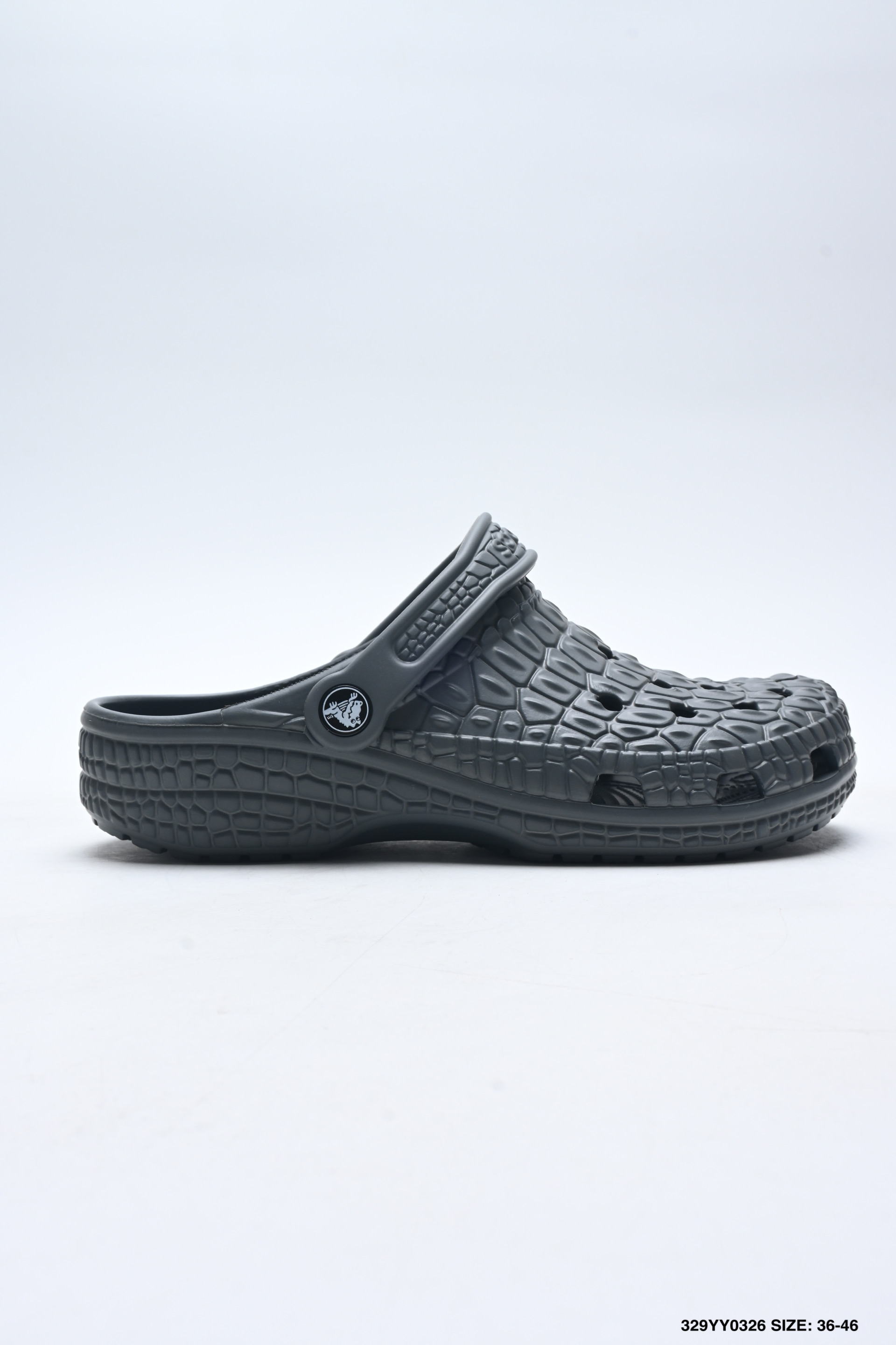 💰55
✅CROCS 卡骆驰洞洞鞋 报货按M3 4 5 6 7 8 9 10 11报货效率比较快，尺码: M3=35 M4=36-37 M5=37-38 M6=38-39 M7=39-40 M8=41-42 M9=42-43 M10=43-44 M11=45-46 配件➕10需要请备注（任选其一）✨ 东莞原厂 外贸订单 Crocs 卡骆驰 明星上脚同款 经夏季经典两用沙滩厚底增高洞洞鞋 凉鞋拖鞋 泡芙款 透明防水袋包装 注意配件需单独购买 
ID：329YY0326
