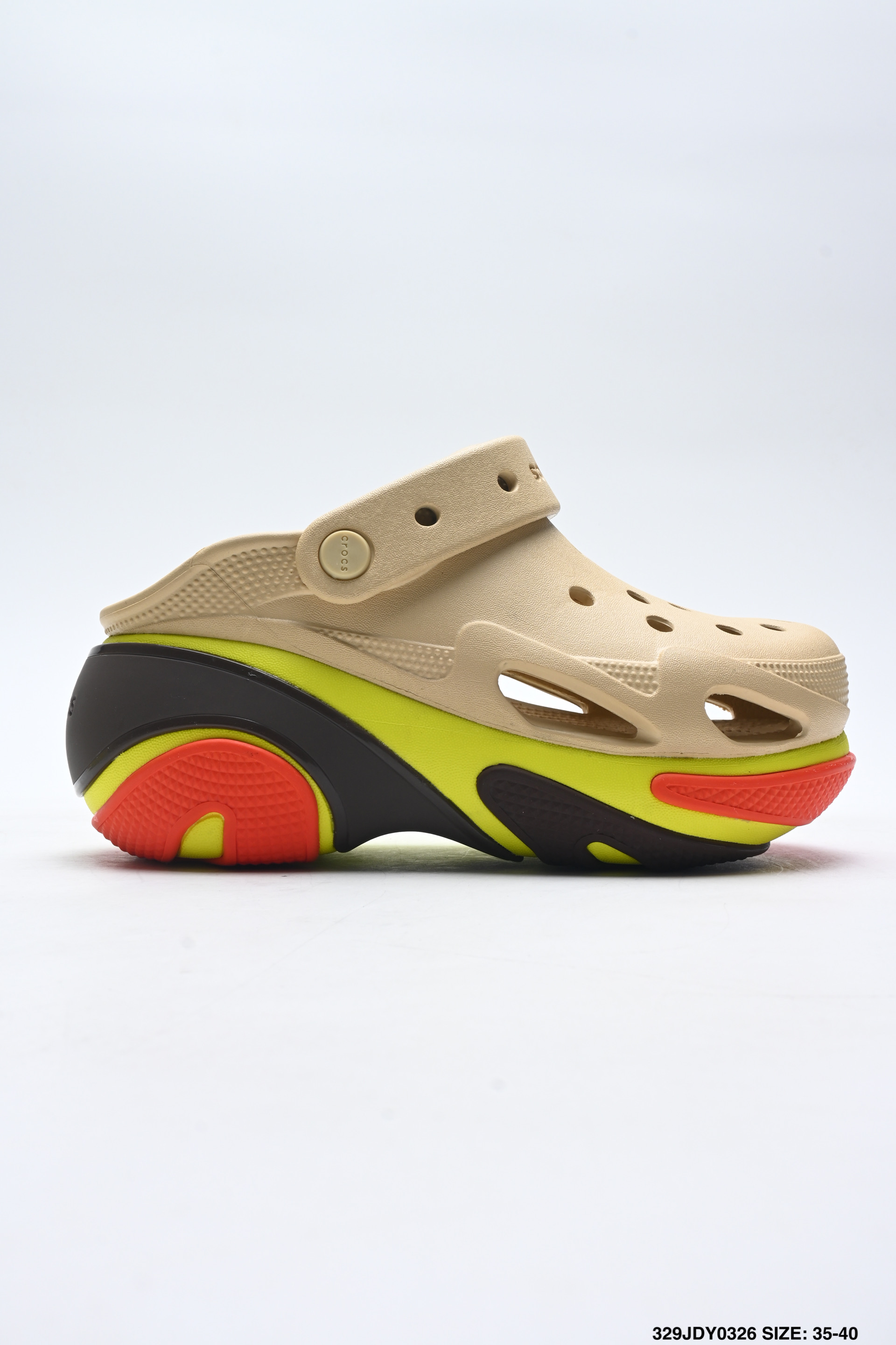 💰105
✅CROCS 卡骆驰洞洞鞋 报货按M3 4 5 6 7 8 9 10 11报货效率比较快，尺码: M3=35 M4=36-37 M5=37-38 M6=38-39 M7=39-40 M8=41-42 M9=42-43 M10=43-44 M11=45-46 配件➕10需要请备注（任选其一）✨ 东莞原厂 外贸订单 Crocs 卡骆驰 明星上脚同款 经夏季经典两用沙滩厚底增高洞洞鞋 凉鞋拖鞋 泡芙款 透明防水袋包装 注意配件需单独购买 
ID：329JDY0326