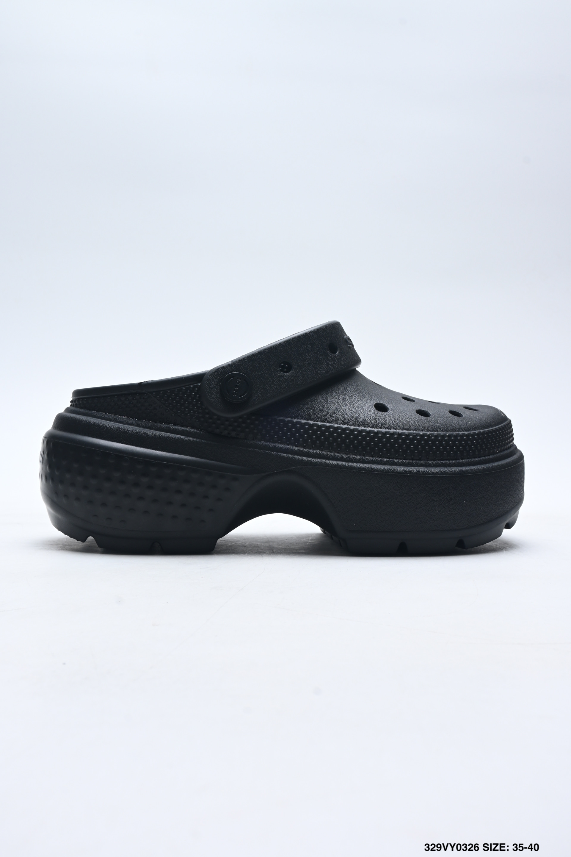 💰75
✅CROCS 卡骆驰洞洞鞋 报货按M3 4 5 6 7 8 9 10 11报货效率比较快，尺码: M3=35 M4=36-37 M5=37-38 M6=38-39 M7=39-40 M8=41-42 M9=42-43 M10=43-44 M11=45-46 配件➕10需要请备注（任选其一）✨ 东莞原厂 外贸订单 Crocs 卡骆驰 明星上脚同款 经夏季经典两用沙滩厚底增高洞洞鞋 凉鞋拖鞋 泡芙款 透明防水袋包装 注意配件需单独购买 
ID：329VY0326