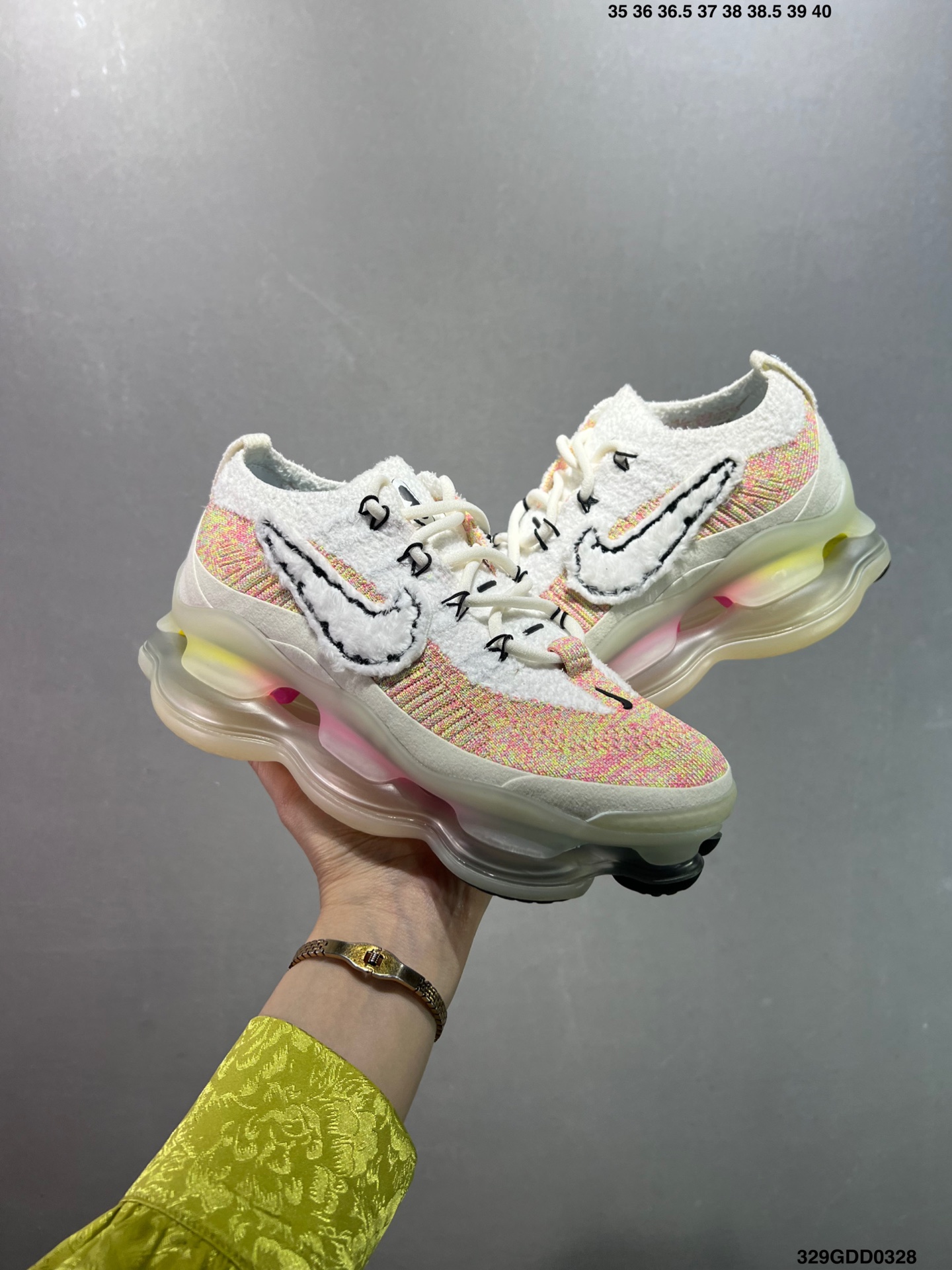 🈴️💰200 公司级✅NK Air Max Scorpion Flyknit 天蝎座绑带系列2022款超级大气垫系列前卫增高低帮休闲运动慢跑鞋 FN8884-013是一个搭载全掌长气垫的新鞋款而这样的配置 会带来过去所有 Air Max 鞋款所没有的穿著体验 除了中底外鞋面材料也有所突破 这次鞋面为新开发的 Chenille Flyknit 鞋舌、鞋领处加入了新材质 是与过去 Flyknit 最大的不同 是说第一次见到Air Max Scorpion 这个鞋款 很直觉的联想到元祖版的 Nike Air VaporMax 当年跨时代的气室设计成功引起风潮 几年过去鞋款审美也大大的改变 对于前卫的东西鞋圈接受度大增 这款主打「tomorrow’s comfort today」的 Air Max Scorpion 不知能否再度掀起厚气垫的革命 SIZE：35 36 36.5 37.5 38 38.5 39 40 40.5 41 42 42.5 43 44 44.5 45 46 47 编码：329GDD0328