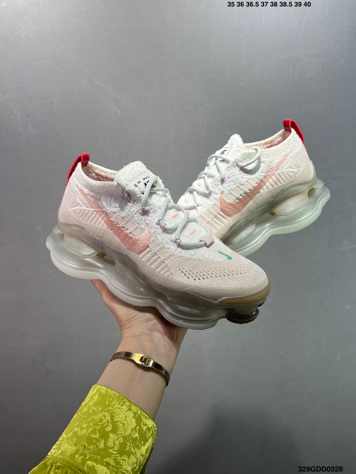 🈴️💰200 公司级✅NK Air Max Scorpion Flyknit 天蝎座绑带系列2022款超级大气垫系列前卫增高低帮休闲运动慢跑鞋 FN8884-013是一个搭载全掌长气垫的新鞋款而这样的配置 会带来过去所有 Air Max 鞋款所没有的穿著体验 除了中底外鞋面材料也有所突破 这次鞋面为新开发的 Chenille Flyknit 鞋舌、鞋领处加入了新材质 是与过去 Flyknit 最大的不同 是说第一次见到Air Max Scorpion 这个鞋款 很直觉的联想到元祖版的 Nike Air VaporMax 当年跨时代的气室设计成功引起风潮 几年过去鞋款审美也大大的改变 对于前卫的东西鞋圈接受度大增 这款主打「tomorrow’s comfort today」的 Air Max Scorpion 不知能否再度掀起厚气垫的革命 SIZE：35 36 36.5 37.5 38 38.5 39 40 40.5 41 42 42.5 43 44 44.5 45 46 47 编码：329GDD0328