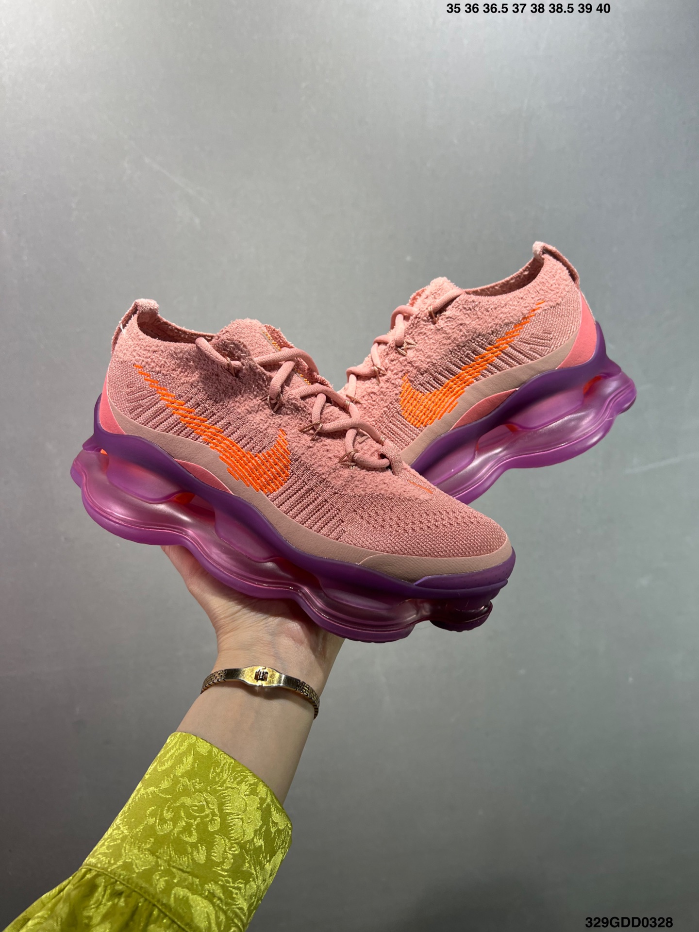 🈴️💰200 公司级✅NK Air Max Scorpion Flyknit 天蝎座绑带系列2022款超级大气垫系列前卫增高低帮休闲运动慢跑鞋 FN8884-013是一个搭载全掌长气垫的新鞋款而这样的配置 会带来过去所有 Air Max 鞋款所没有的穿著体验 除了中底外鞋面材料也有所突破 这次鞋面为新开发的 Chenille Flyknit 鞋舌、鞋领处加入了新材质 是与过去 Flyknit 最大的不同 是说第一次见到Air Max Scorpion 这个鞋款 很直觉的联想到元祖版的 Nike Air VaporMax 当年跨时代的气室设计成功引起风潮 几年过去鞋款审美也大大的改变 对于前卫的东西鞋圈接受度大增 这款主打「tomorrow’s comfort today」的 Air Max Scorpion 不知能否再度掀起厚气垫的革命 SIZE：35 36 36.5 37.5 38 38.5 39 40 40.5 41 42 42.5 43 44 44.5 45 46 47 编码：329GDD0328