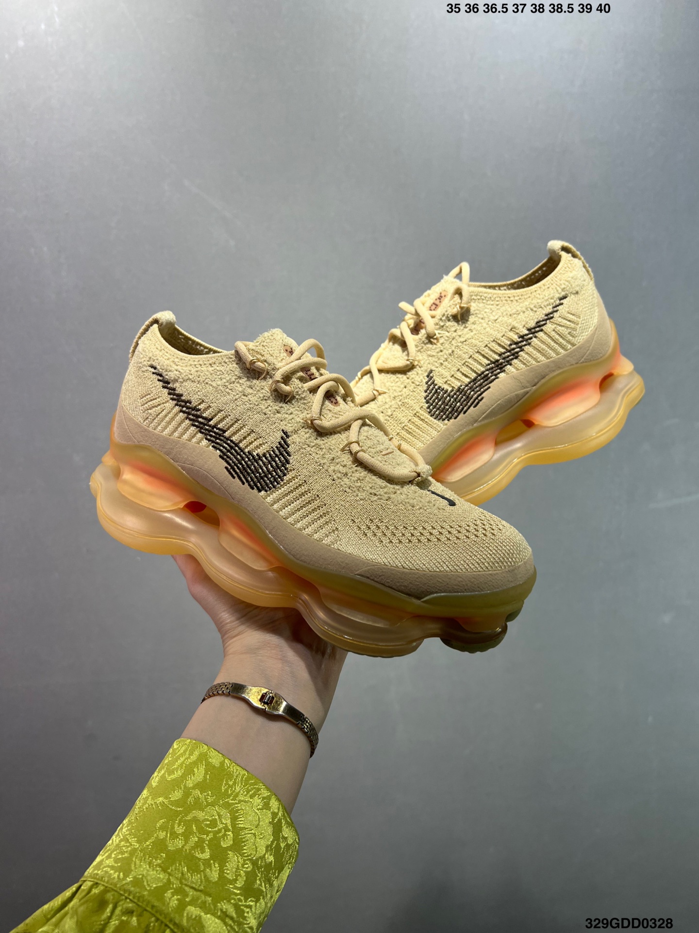 🈴️💰200 公司级✅NK Air Max Scorpion Flyknit 天蝎座绑带系列2022款超级大气垫系列前卫增高低帮休闲运动慢跑鞋 FN8884-013是一个搭载全掌长气垫的新鞋款而这样的配置 会带来过去所有 Air Max 鞋款所没有的穿著体验 除了中底外鞋面材料也有所突破 这次鞋面为新开发的 Chenille Flyknit 鞋舌、鞋领处加入了新材质 是与过去 Flyknit 最大的不同 是说第一次见到Air Max Scorpion 这个鞋款 很直觉的联想到元祖版的 Nike Air VaporMax 当年跨时代的气室设计成功引起风潮 几年过去鞋款审美也大大的改变 对于前卫的东西鞋圈接受度大增 这款主打「tomorrow’s comfort today」的 Air Max Scorpion 不知能否再度掀起厚气垫的革命 SIZE：35 36 36.5 37.5 38 38.5 39 40 40.5 41 42 42.5 43 44 44.5 45 46 47 编码：329GDD0328