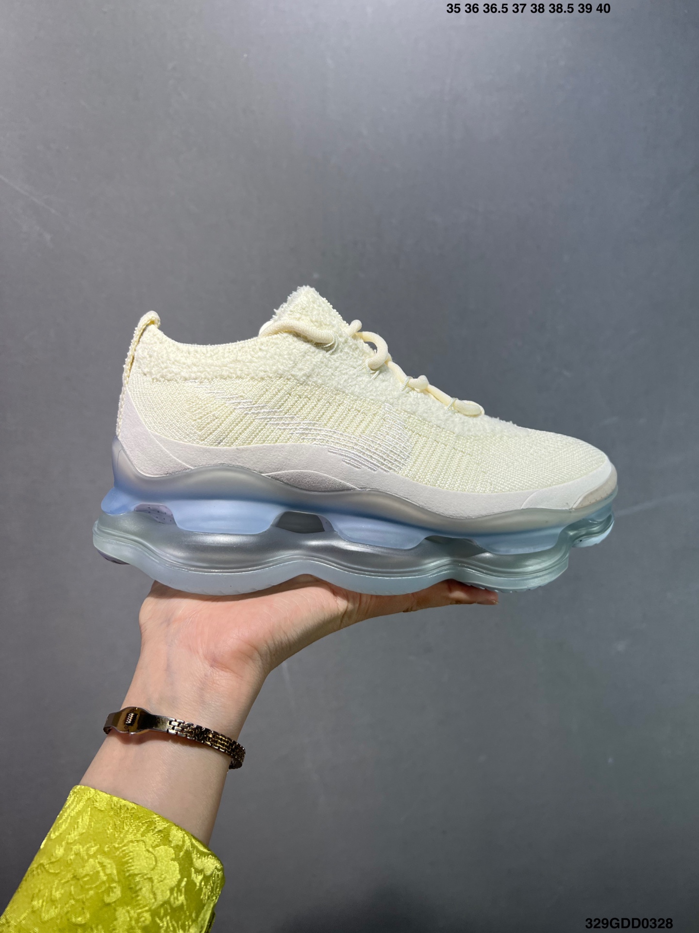 公司级✅NK Air Max Scorpion Flyknit 天蝎座绑带系列2022款超级大气垫系列前卫增高低帮休闲运动慢跑鞋 FN8884-013是一个搭载全掌长气垫的新鞋款而这样的配置 会带来过去所有 Air Max 鞋款所没有的穿著体验 除了中底外鞋面材料也有所突破 这次鞋面为新开发的 Chenille Flyknit 鞋舌、鞋领处加入了新材质 是与过去 Flyknit 最大的不同 是说第一次见到Air Max Scorpion 这个鞋款 很直觉的联想到元祖版的 Nike Air VaporMax 当年跨时代的气室设计成功引起风潮 几年过去鞋款审美也大大的改变 对于前卫的东西鞋圈接受度大增 这款主打「tomorrow’s comfort today」的 Air Max Scorpion 不知能否再度掀起厚气垫的革命 编码:329GDD0328