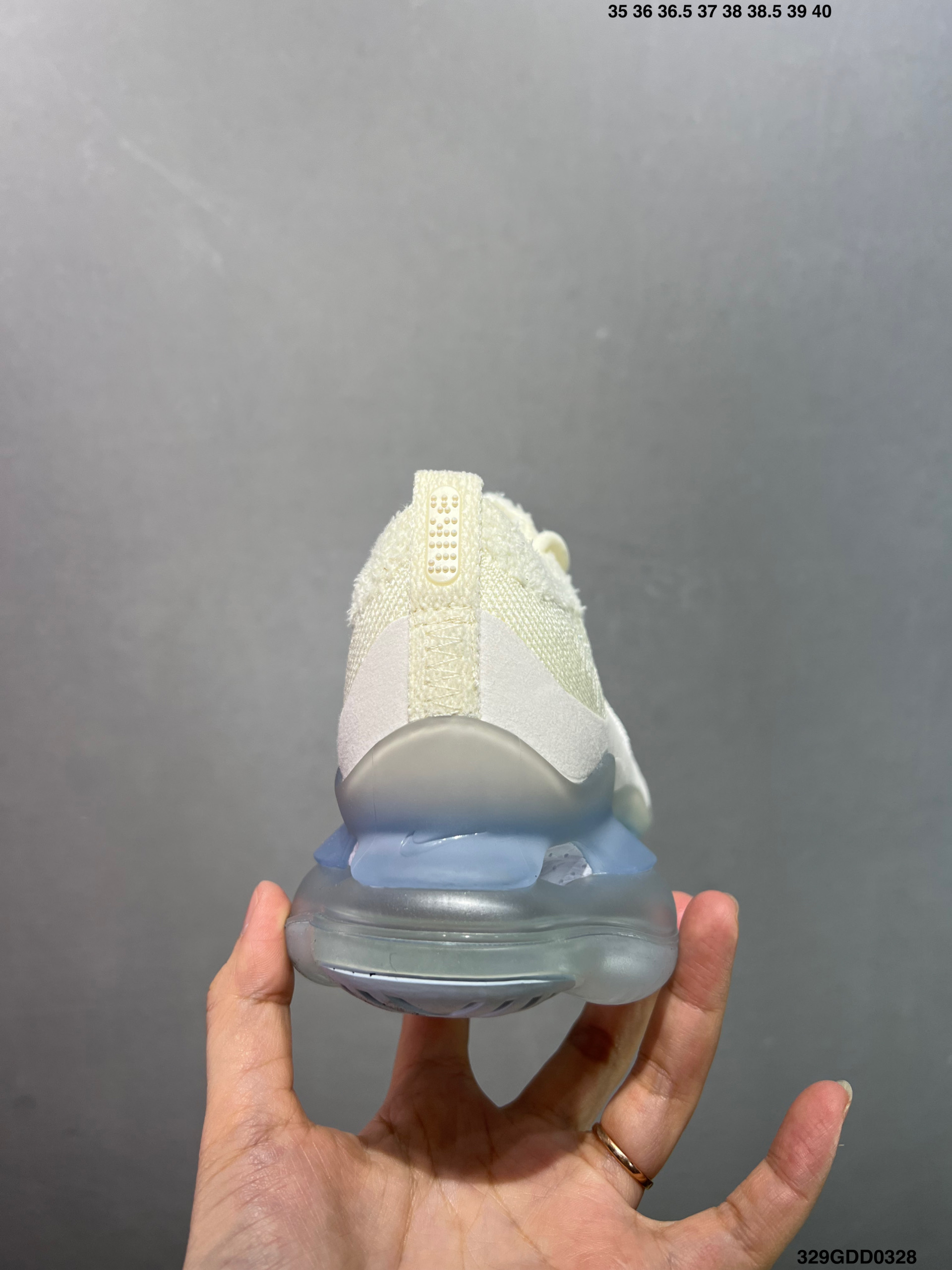 公司级✅NK Air Max Scorpion Flyknit 天蝎座绑带系列2022款超级大气垫系列前卫增高低帮休闲运动慢跑鞋 FN8884-013是一个搭载全掌长气垫的新鞋款而这样的配置 会带来过去所有 Air Max 鞋款所没有的穿著体验 除了中底外鞋面材料也有所突破 这次鞋面为新开发的 Chenille Flyknit 鞋舌、鞋领处加入了新材质 是与过去 Flyknit 最大的不同 是说第一次见到Air Max Scorpion 这个鞋款 很直觉的联想到元祖版的 Nike Air VaporMax 当年跨时代的气室设计成功引起风潮 几年过去鞋款审美也大大的改变 对于前卫的东西鞋圈接受度大增 这款主打「tomorrow’s comfort today」的 Air Max Scorpion 不知能否再度掀起厚气垫的革命 编码:329GDD0328
