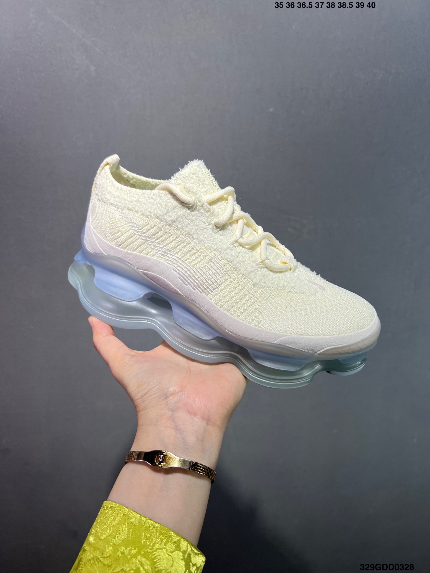 公司级✅NK Air Max Scorpion Flyknit 天蝎座绑带系列2022款超级大气垫系列前卫增高低帮休闲运动慢跑鞋 FN8884-013是一个搭载全掌长气垫的新鞋款而这样的配置 会带来过去所有 Air Max 鞋款所没有的穿著体验 除了中底外鞋面材料也有所突破 这次鞋面为新开发的 Chenille Flyknit 鞋舌、鞋领处加入了新材质 是与过去 Flyknit 最大的不同 是说第一次见到Air Max Scorpion 这个鞋款 很直觉的联想到元祖版的 Nike Air VaporMax 当年跨时代的气室设计成功引起风潮 几年过去鞋款审美也大大的改变 对于前卫的东西鞋圈接受度大增 这款主打「tomorrow’s comfort today」的 Air Max Scorpion 不知能否再度掀起厚气垫的革命 编码:329GDD0328
