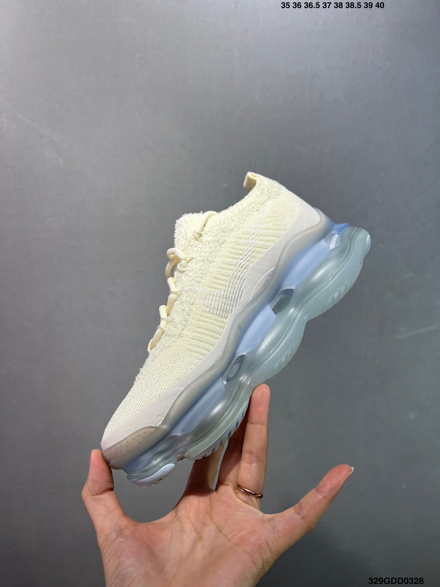 公司级✅NK Air Max Scorpion Flyknit 天蝎座绑带系列2022款超级大气垫系列前卫增高低帮休闲运动慢跑鞋 FN8884-013是一个搭载全掌长气垫的新鞋款而这样的配置 会带来过去所有 Air Max 鞋款所没有的穿著体验 除了中底外鞋面材料也有所突破 这次鞋面为新开发的 Chenille Flyknit 鞋舌、鞋领处加入了新材质 是与过去 Flyknit 最大的不同 是说第一次见到Air Max Scorpion 这个鞋款 很直觉的联想到元祖版的 Nike Air VaporMax 当年跨时代的气室设计成功引起风潮 几年过去鞋款审美也大大的改变 对于前卫的东西鞋圈接受度大增 这款主打「tomorrow’s comfort today」的 Air Max Scorpion 不知能否再度掀起厚气垫的革命 编码:329GDD0328