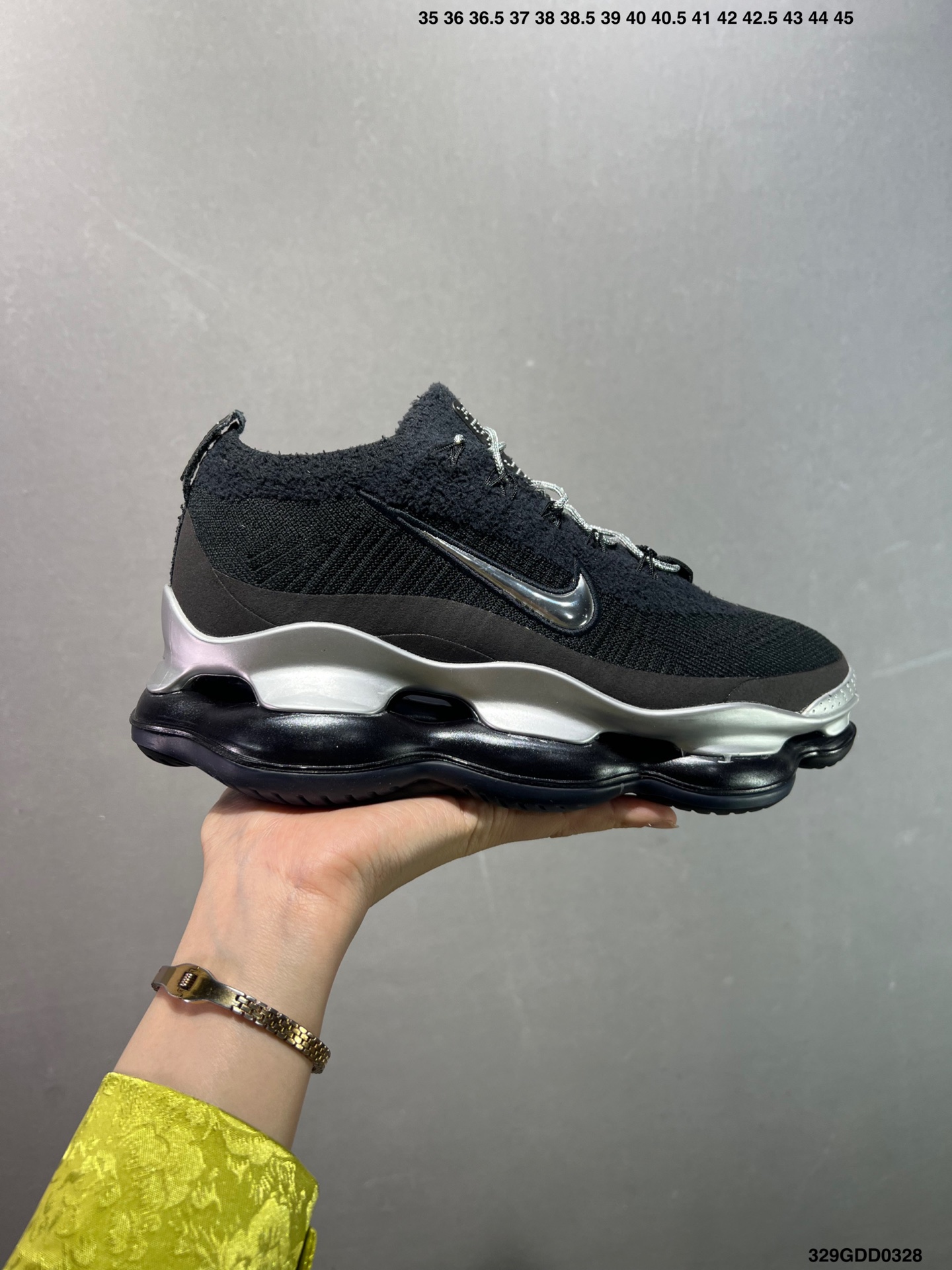 公司级✅NK Air Max Scorpion Flyknit 天蝎座绑带系列2022款超级大气垫系列前卫增高低帮休闲运动慢跑鞋 FN8884-013是一个搭载全掌长气垫的新鞋款而这样的配置 会带来过去所有 Air Max 鞋款所没有的穿著体验 除了中底外鞋面材料也有所突破 这次鞋面为新开发的 Chenille Flyknit 鞋舌、鞋领处加入了新材质 是与过去 Flyknit 最大的不同 是说第一次见到Air Max Scorpion 这个鞋款 很直觉的联想到元祖版的 Nike Air VaporMax 当年跨时代的气室设计成功引起风潮 几年过去鞋款审美也大大的改变 对于前卫的东西鞋圈接受度大增 这款主打「tomorrow’s comfort today」的 Air Max Scorpion 不知能否再度掀起厚气垫的革命 编码:329GDD0328