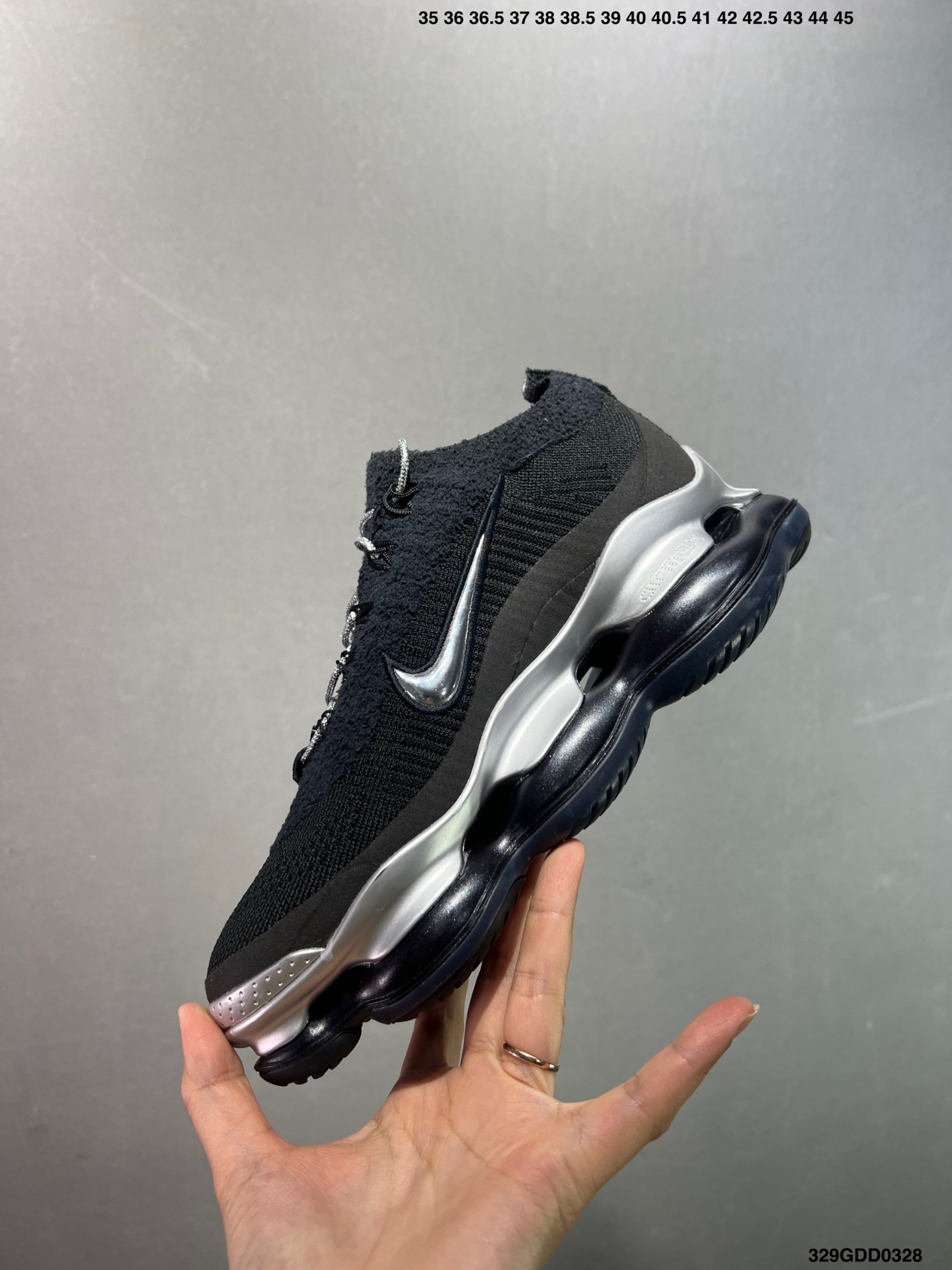 公司级✅NK Air Max Scorpion Flyknit 天蝎座绑带系列2022款超级大气垫系列前卫增高低帮休闲运动慢跑鞋 FN8884-013是一个搭载全掌长气垫的新鞋款而这样的配置 会带来过去所有 Air Max 鞋款所没有的穿著体验 除了中底外鞋面材料也有所突破 这次鞋面为新开发的 Chenille Flyknit 鞋舌、鞋领处加入了新材质 是与过去 Flyknit 最大的不同 是说第一次见到Air Max Scorpion 这个鞋款 很直觉的联想到元祖版的 Nike Air VaporMax 当年跨时代的气室设计成功引起风潮 几年过去鞋款审美也大大的改变 对于前卫的东西鞋圈接受度大增 这款主打「tomorrow’s comfort today」的 Air Max Scorpion 不知能否再度掀起厚气垫的革命 编码:329GDD0328