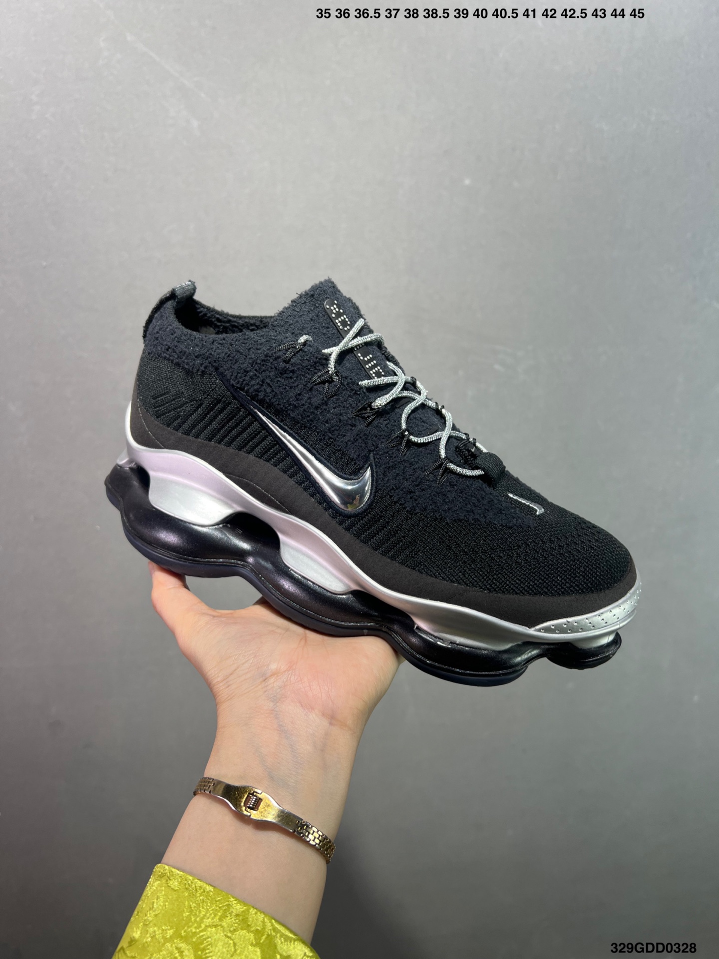 🈴️💰200 公司级✅NK Air Max Scorpion Flyknit 天蝎座绑带系列2022款超级大气垫系列前卫增高低帮休闲运动慢跑鞋 FN8884-013是一个搭载全掌长气垫的新鞋款而这样的配置 会带来过去所有 Air Max 鞋款所没有的穿著体验 除了中底外鞋面材料也有所突破 这次鞋面为新开发的 Chenille Flyknit 鞋舌、鞋领处加入了新材质 是与过去 Flyknit 最大的不同 是说第一次见到Air Max Scorpion 这个鞋款 很直觉的联想到元祖版的 Nike Air VaporMax 当年跨时代的气室设计成功引起风潮 几年过去鞋款审美也大大的改变 对于前卫的东西鞋圈接受度大增 这款主打「tomorrow’s comfort today」的 Air Max Scorpion 不知能否再度掀起厚气垫的革命 SIZE：35 36 36.5 37.5 38 38.5 39 40 40.5 41 42 42.5 43 44 44.5 45 46 47 编码：329GDD0328