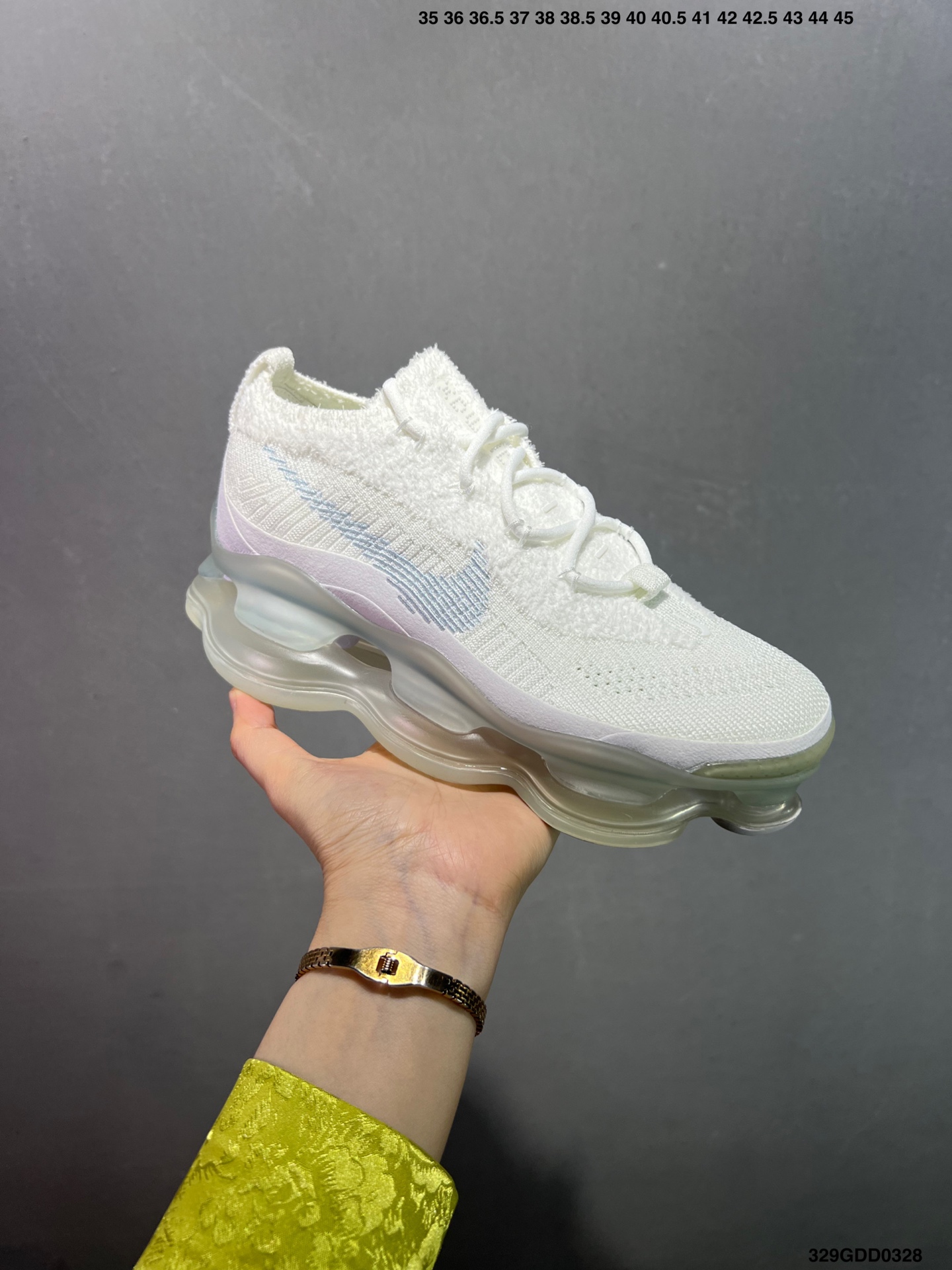 🈴️💰200 公司级✅NK Air Max Scorpion Flyknit 天蝎座绑带系列2022款超级大气垫系列前卫增高低帮休闲运动慢跑鞋 FN8884-013是一个搭载全掌长气垫的新鞋款而这样的配置 会带来过去所有 Air Max 鞋款所没有的穿著体验 除了中底外鞋面材料也有所突破 这次鞋面为新开发的 Chenille Flyknit 鞋舌、鞋领处加入了新材质 是与过去 Flyknit 最大的不同 是说第一次见到Air Max Scorpion 这个鞋款 很直觉的联想到元祖版的 Nike Air VaporMax 当年跨时代的气室设计成功引起风潮 几年过去鞋款审美也大大的改变 对于前卫的东西鞋圈接受度大增 这款主打「tomorrow’s comfort today」的 Air Max Scorpion 不知能否再度掀起厚气垫的革命 SIZE：35 36 36.5 37.5 38 38.5 39 40 40.5 41 42 42.5 43 44 44.5 45 46 47 编码：329GDD0328