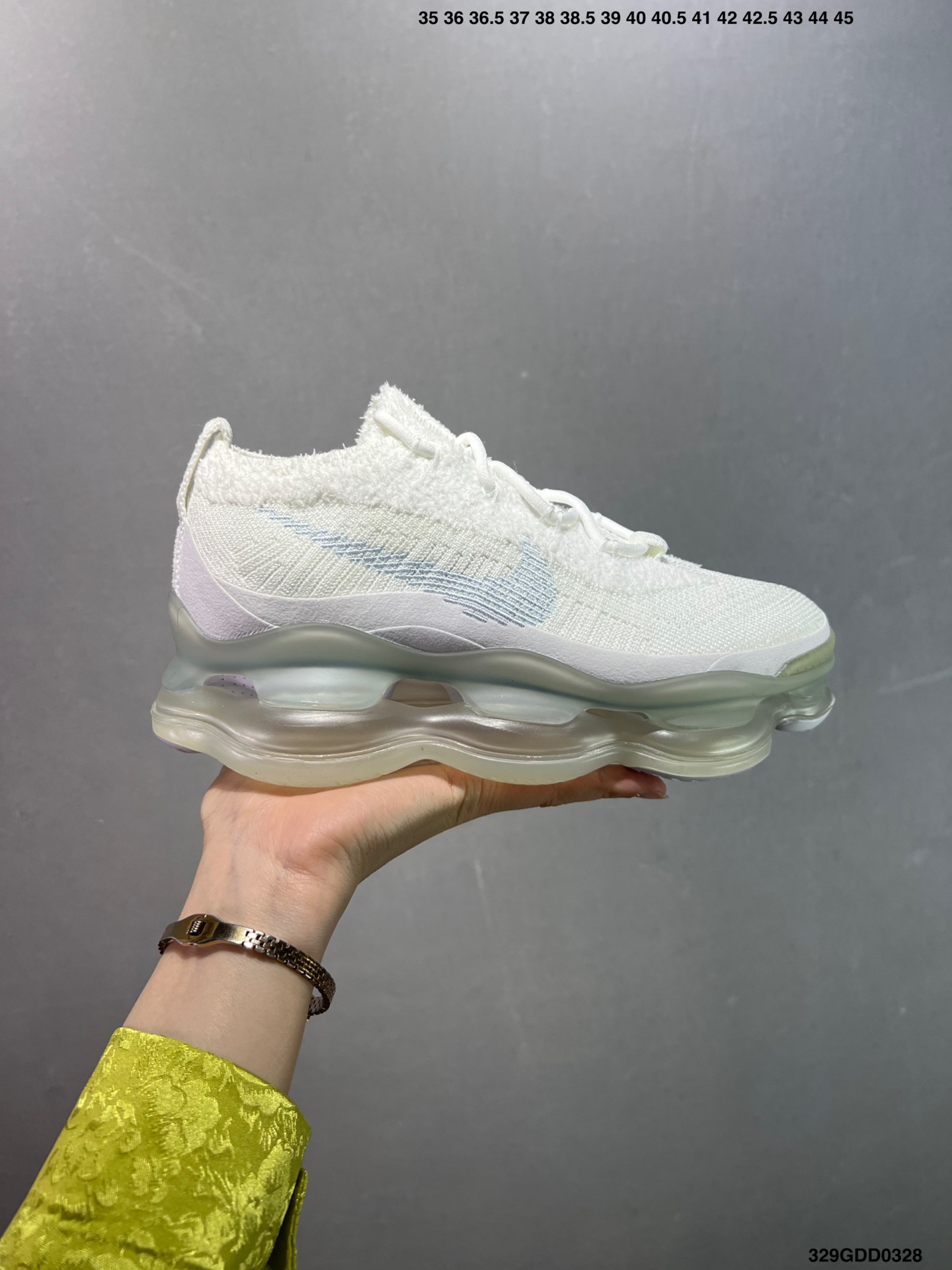 公司级✅NK Air Max Scorpion Flyknit 天蝎座绑带系列2022款超级大气垫系列前卫增高低帮休闲运动慢跑鞋 FN8884-013是一个搭载全掌长气垫的新鞋款而这样的配置 会带来过去所有 Air Max 鞋款所没有的穿著体验 除了中底外鞋面材料也有所突破 这次鞋面为新开发的 Chenille Flyknit 鞋舌、鞋领处加入了新材质 是与过去 Flyknit 最大的不同 是说第一次见到Air Max Scorpion 这个鞋款 很直觉的联想到元祖版的 Nike Air VaporMax 当年跨时代的气室设计成功引起风潮 几年过去鞋款审美也大大的改变 对于前卫的东西鞋圈接受度大增 这款主打「tomorrow’s comfort today」的 Air Max Scorpion 不知能否再度掀起厚气垫的革命 编码:329GDD0328
