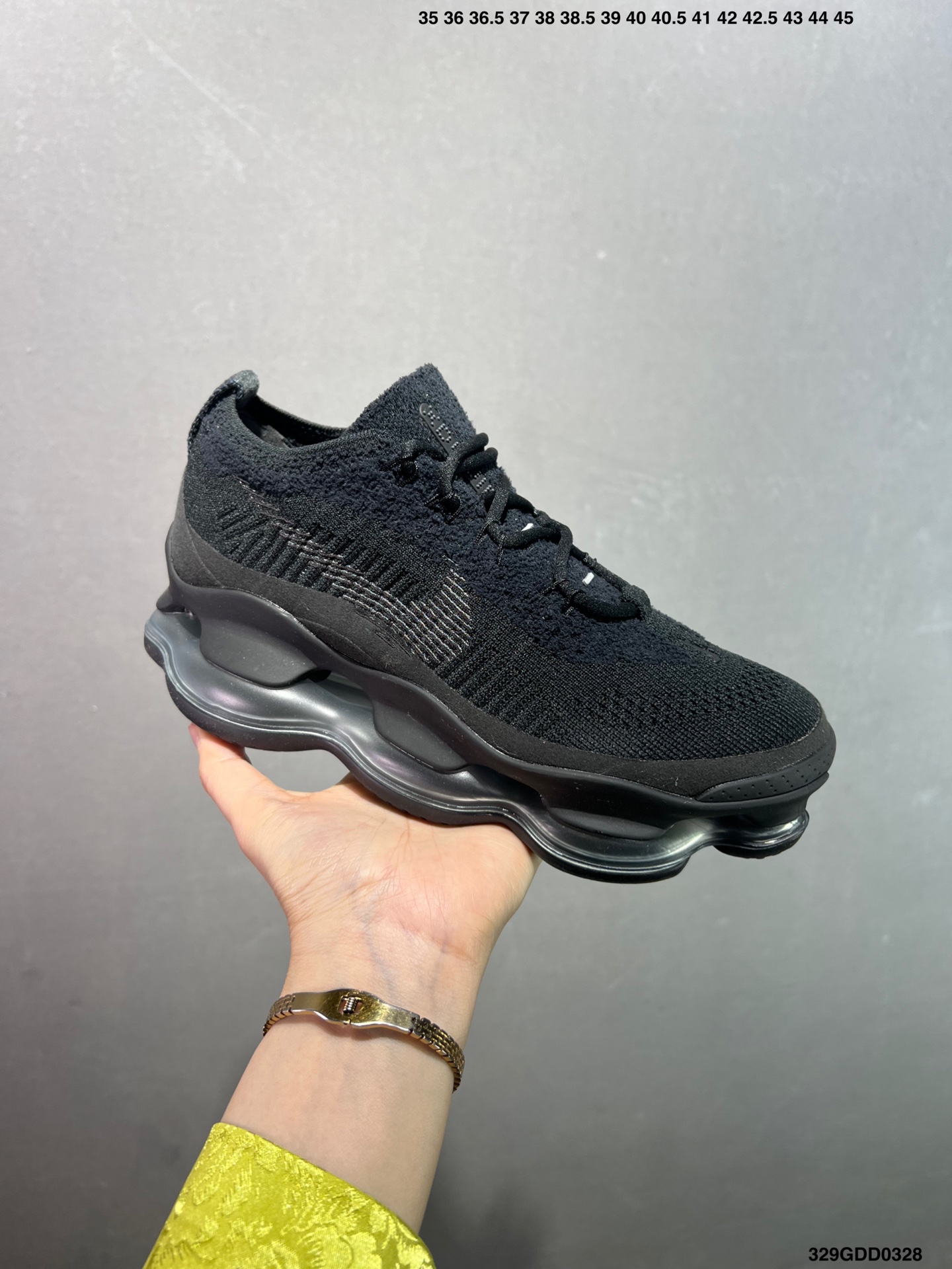 🈴️💰200 公司级✅NK Air Max Scorpion Flyknit 天蝎座绑带系列2022款超级大气垫系列前卫增高低帮休闲运动慢跑鞋 FN8884-013是一个搭载全掌长气垫的新鞋款而这样的配置 会带来过去所有 Air Max 鞋款所没有的穿著体验 除了中底外鞋面材料也有所突破 这次鞋面为新开发的 Chenille Flyknit 鞋舌、鞋领处加入了新材质 是与过去 Flyknit 最大的不同 是说第一次见到Air Max Scorpion 这个鞋款 很直觉的联想到元祖版的 Nike Air VaporMax 当年跨时代的气室设计成功引起风潮 几年过去鞋款审美也大大的改变 对于前卫的东西鞋圈接受度大增 这款主打「tomorrow’s comfort today」的 Air Max Scorpion 不知能否再度掀起厚气垫的革命 SIZE：35 36 36.5 37.5 38 38.5 39 40 40.5 41 42 42.5 43 44 44.5 45 46 47 编码：329GDD0328