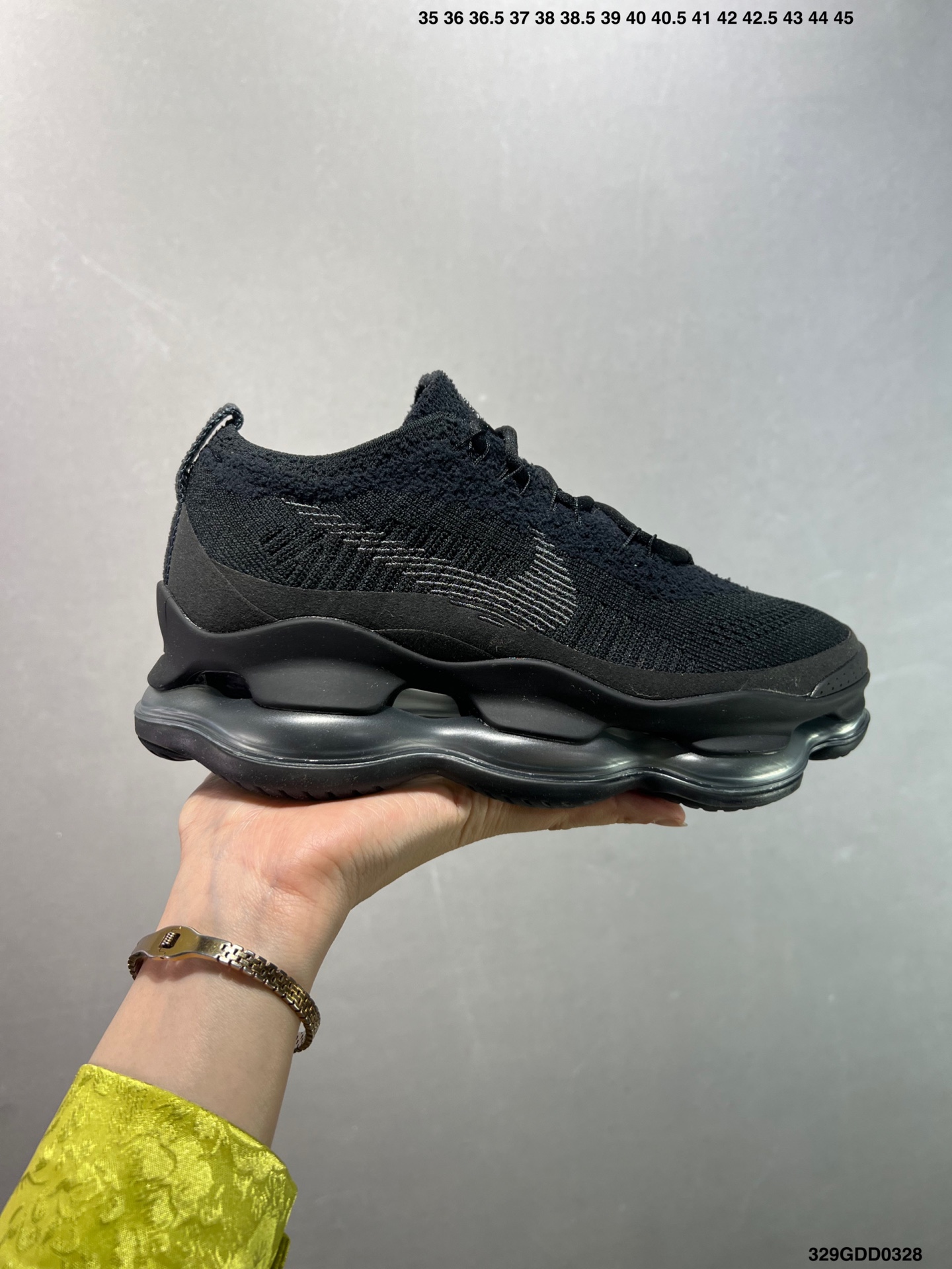 公司级✅NK Air Max Scorpion Flyknit 天蝎座绑带系列2022款超级大气垫系列前卫增高低帮休闲运动慢跑鞋 FN8884-013是一个搭载全掌长气垫的新鞋款而这样的配置 会带来过去所有 Air Max 鞋款所没有的穿著体验 除了中底外鞋面材料也有所突破 这次鞋面为新开发的 Chenille Flyknit 鞋舌、鞋领处加入了新材质 是与过去 Flyknit 最大的不同 是说第一次见到Air Max Scorpion 这个鞋款 很直觉的联想到元祖版的 Nike Air VaporMax 当年跨时代的气室设计成功引起风潮 几年过去鞋款审美也大大的改变 对于前卫的东西鞋圈接受度大增 这款主打「tomorrow’s comfort today」的 Air Max Scorpion 不知能否再度掀起厚气垫的革命 编码:329GDD0328