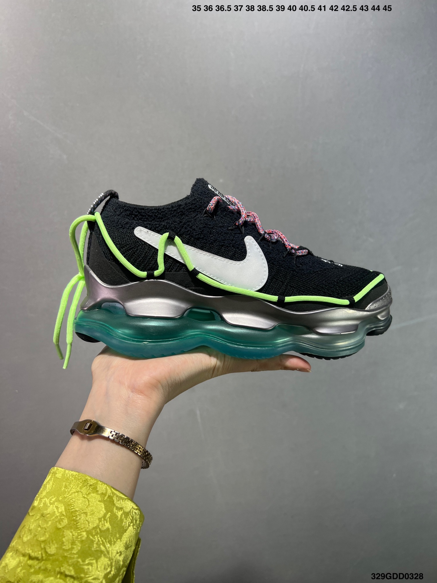 💰200 公司级✅NK Air Max Scorpion Flyknit 天蝎座绑带系列2022款超级大气垫系列前卫增高低帮休闲运动慢跑鞋 FN8884-013是一个搭载全掌长气垫的新鞋款而这样的配置 会带来过去所有 Air Max 鞋款所没有的穿著体验 除了中底外鞋面材料也有所突破 这次鞋面为新开发的 Chenille Flyknit 鞋舌、鞋领处加入了新材质 是与过去 Flyknit 最大的不同 是说第一次见到Air Max Scorpion 这个鞋款 很直觉的联想到元祖版的 Nike Air VaporMax 当年跨时代的气室设计成功引起风潮 几年过去鞋款审美也大大的改变 对于前卫的东西鞋圈接受度大增 这款主打「tomorrow’s comfort today」的 Air Max Scorpion 不知能否再度掀起厚气垫的革命 SIZE：35 36 36.5 37.5 38 38.5 39 40 40.5 41 42 42.5 43 44 44.5 45 46 47 编码：329GDD0328