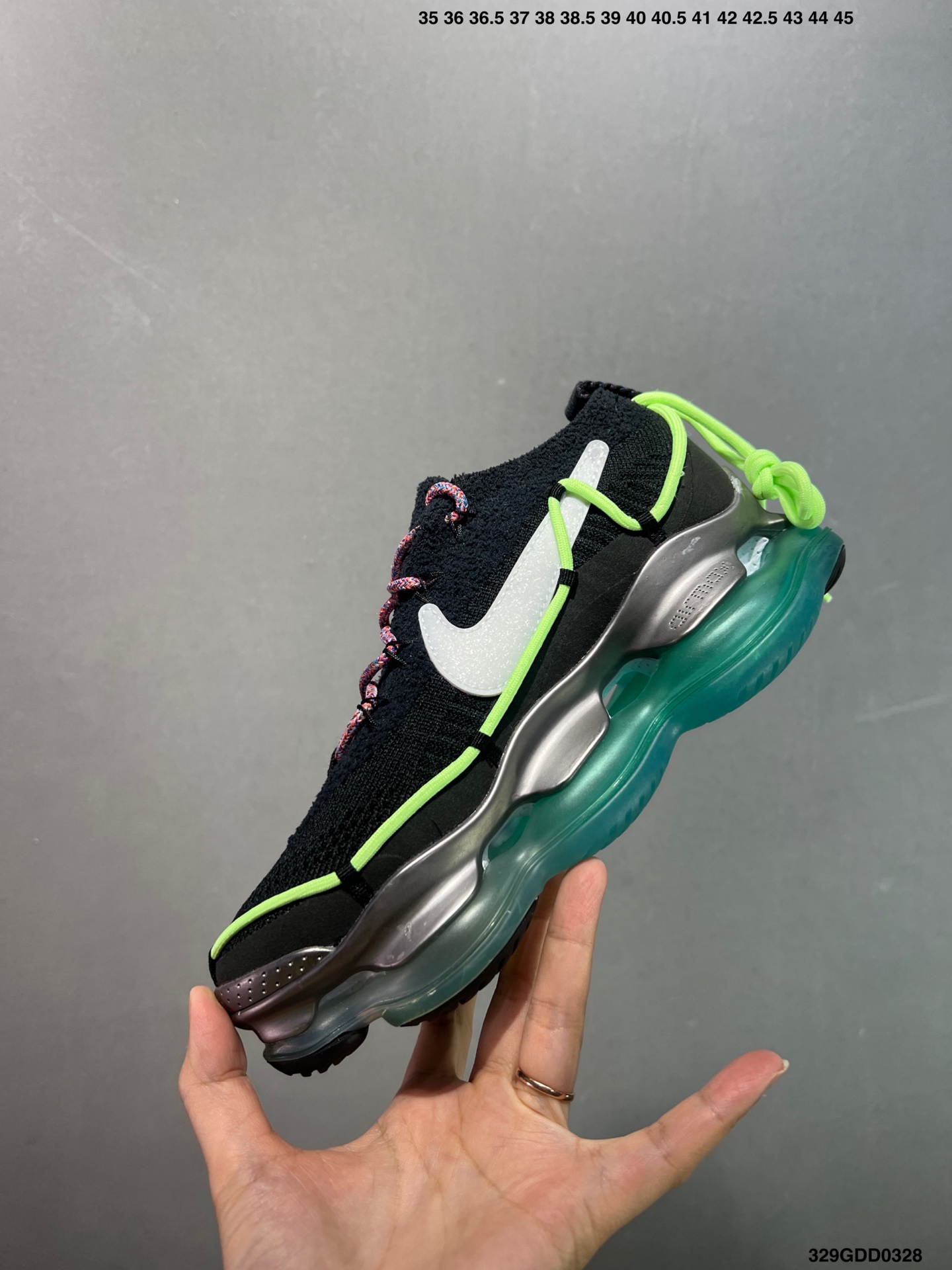 💰200 公司级✅NK Air Max Scorpion Flyknit 天蝎座绑带系列2022款超级大气垫系列前卫增高低帮休闲运动慢跑鞋 FN8884-013是一个搭载全掌长气垫的新鞋款而这样的配置 会带来过去所有 Air Max 鞋款所没有的穿著体验 除了中底外鞋面材料也有所突破 这次鞋面为新开发的 Chenille Flyknit 鞋舌、鞋领处加入了新材质 是与过去 Flyknit 最大的不同 是说第一次见到Air Max Scorpion 这个鞋款 很直觉的联想到元祖版的 Nike Air VaporMax 当年跨时代的气室设计成功引起风潮 几年过去鞋款审美也大大的改变 对于前卫的东西鞋圈接受度大增 这款主打「tomorrow’s comfort today」的 Air Max Scorpion 不知能否再度掀起厚气垫的革命 SIZE：35 36 36.5 37.5 38 38.5 39 40 40.5 41 42 42.5 43 44 44.5 45 46 47 编码：329GDD0328