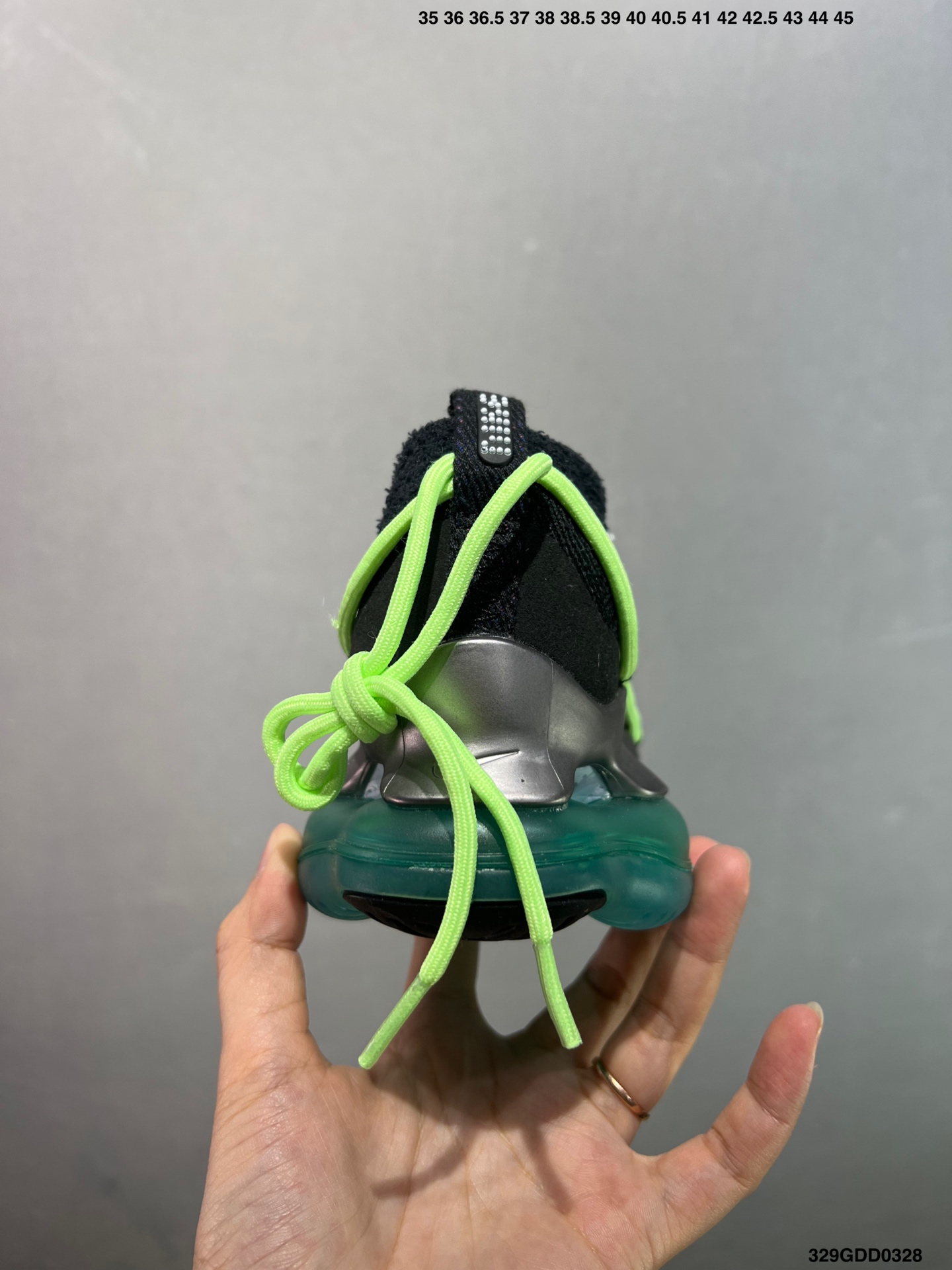 💰200 公司级✅NK Air Max Scorpion Flyknit 天蝎座绑带系列2022款超级大气垫系列前卫增高低帮休闲运动慢跑鞋 FN8884-013是一个搭载全掌长气垫的新鞋款而这样的配置 会带来过去所有 Air Max 鞋款所没有的穿著体验 除了中底外鞋面材料也有所突破 这次鞋面为新开发的 Chenille Flyknit 鞋舌、鞋领处加入了新材质 是与过去 Flyknit 最大的不同 是说第一次见到Air Max Scorpion 这个鞋款 很直觉的联想到元祖版的 Nike Air VaporMax 当年跨时代的气室设计成功引起风潮 几年过去鞋款审美也大大的改变 对于前卫的东西鞋圈接受度大增 这款主打「tomorrow’s comfort today」的 Air Max Scorpion 不知能否再度掀起厚气垫的革命 SIZE：35 36 36.5 37.5 38 38.5 39 40 40.5 41 42 42.5 43 44 44.5 45 46 47 编码：329GDD0328