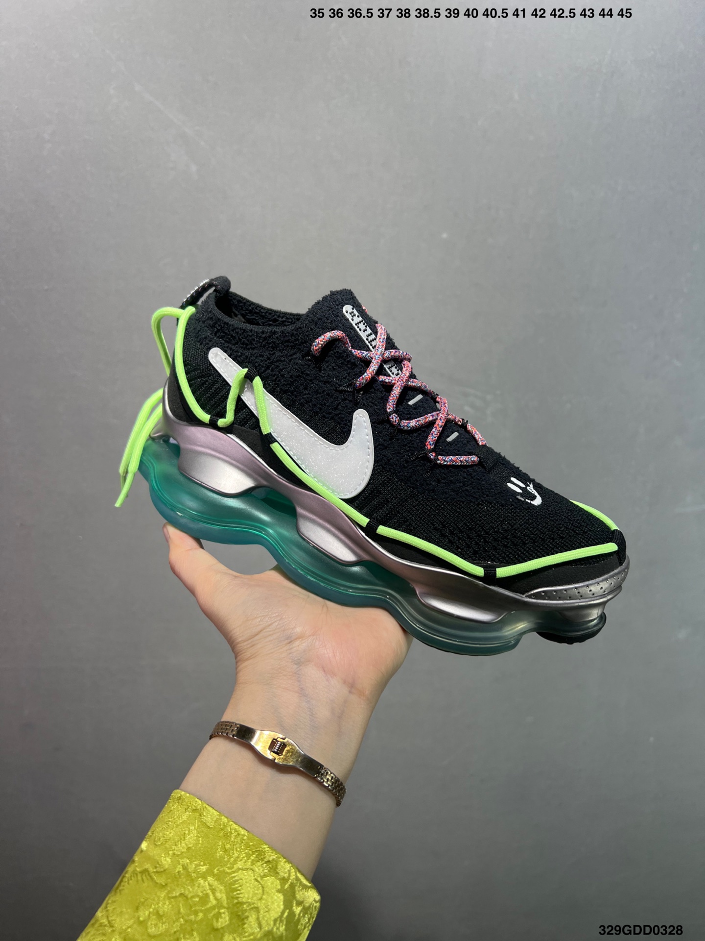 🈴️💰200 公司级✅NK Air Max Scorpion Flyknit 天蝎座绑带系列2022款超级大气垫系列前卫增高低帮休闲运动慢跑鞋 FN8884-013是一个搭载全掌长气垫的新鞋款而这样的配置 会带来过去所有 Air Max 鞋款所没有的穿著体验 除了中底外鞋面材料也有所突破 这次鞋面为新开发的 Chenille Flyknit 鞋舌、鞋领处加入了新材质 是与过去 Flyknit 最大的不同 是说第一次见到Air Max Scorpion 这个鞋款 很直觉的联想到元祖版的 Nike Air VaporMax 当年跨时代的气室设计成功引起风潮 几年过去鞋款审美也大大的改变 对于前卫的东西鞋圈接受度大增 这款主打「tomorrow’s comfort today」的 Air Max Scorpion 不知能否再度掀起厚气垫的革命 SIZE：35 36 36.5 37.5 38 38.5 39 40 40.5 41 42 42.5 43 44 44.5 45 46 47 编码：329GDD0328