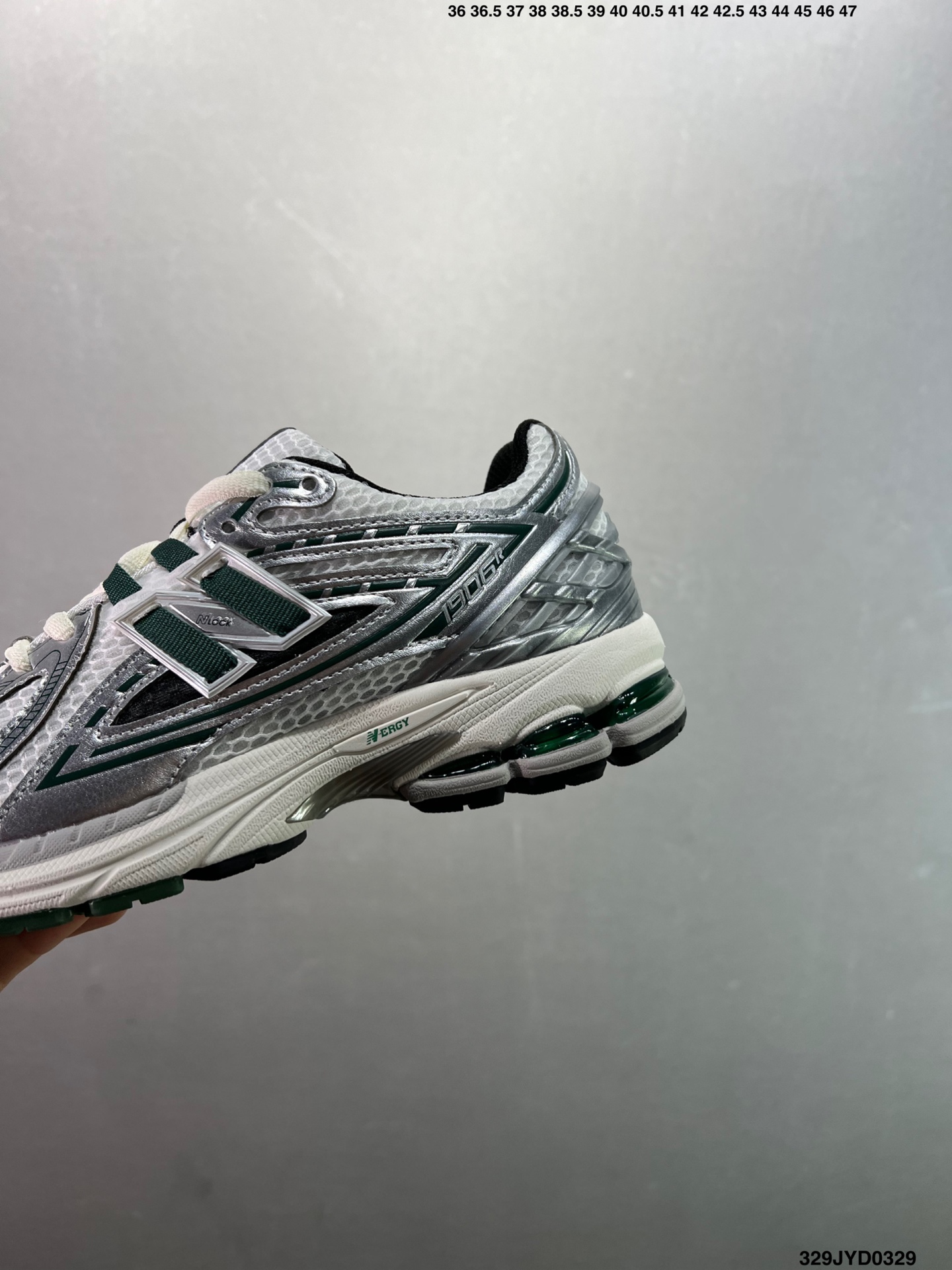 公司级✅新百伦New Balance M1906系列 复古单品宝藏老爹鞋款 公司级 复古元素叠加 质感超级棒 楦版型材料细节做工精细 作为NB最经典的档案鞋型之一 与2002一样,1906有着NB最成熟的技术加持和复古款式,而本次推出的版本参照2002r的定位,相信会在性价两端做出权衡.单从造型上来看,依旧是vibe风格,味道很正,细节也很酷,这双1906r无疑必能打入复古跑鞋爱好者的年度鞋款名 官方货号:M1906RFP ID:329JYD0329