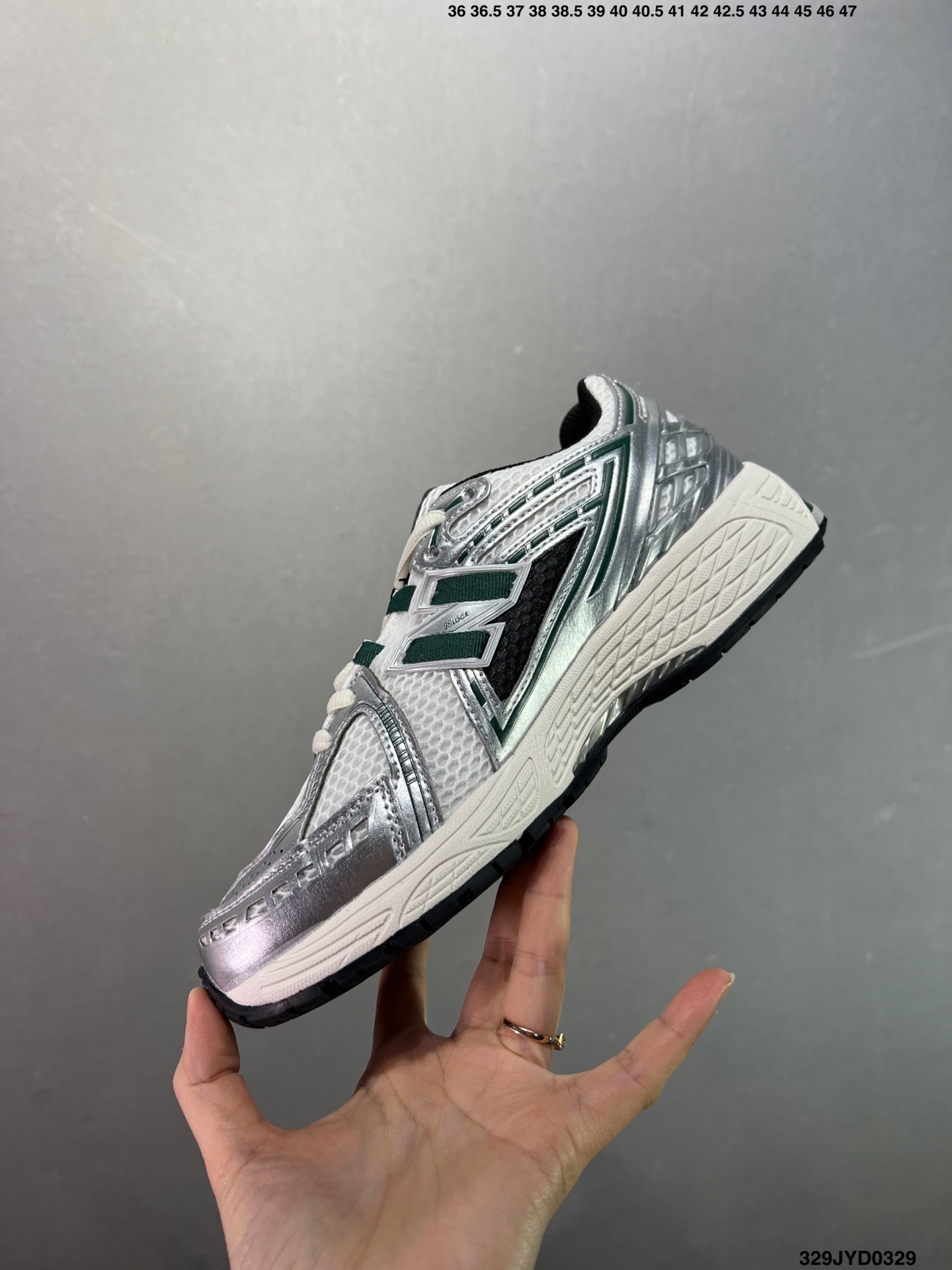 公司级✅新百伦New Balance M1906系列 复古单品宝藏老爹鞋款 公司级 复古元素叠加 质感超级棒 楦版型材料细节做工精细 作为NB最经典的档案鞋型之一 与2002一样,1906有着NB最成熟的技术加持和复古款式,而本次推出的版本参照2002r的定位,相信会在性价两端做出权衡.单从造型上来看,依旧是vibe风格,味道很正,细节也很酷,这双1906r无疑必能打入复古跑鞋爱好者的年度鞋款名 官方货号:M1906RFP ID:329JYD0329