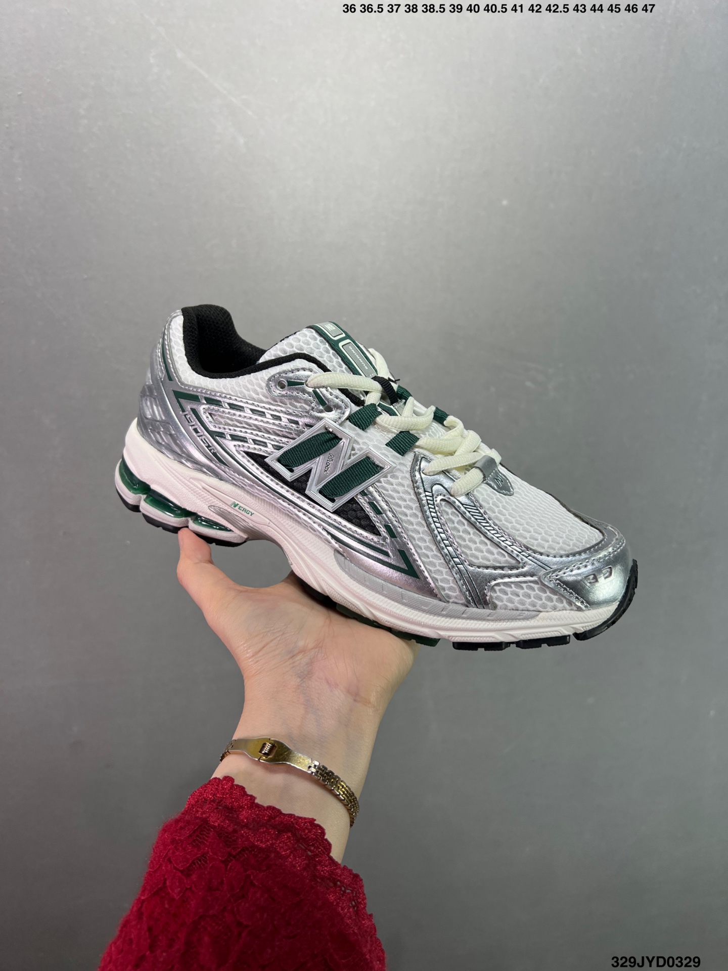 公司级✅新百伦New Balance M1906系列 复古单品宝藏老爹鞋款 公司级 复古元素叠加 质感超级棒 楦版型材料细节做工精细 作为NB最经典的档案鞋型之一 与2002一样,1906有着NB最成熟的技术加持和复古款式,而本次推出的版本参照2002r的定位,相信会在性价两端做出权衡.单从造型上来看,依旧是vibe风格,味道很正,细节也很酷,这双1906r无疑必能打入复古跑鞋爱好者的年度鞋款名 官方货号:M1906RFP ID:329JYD0329