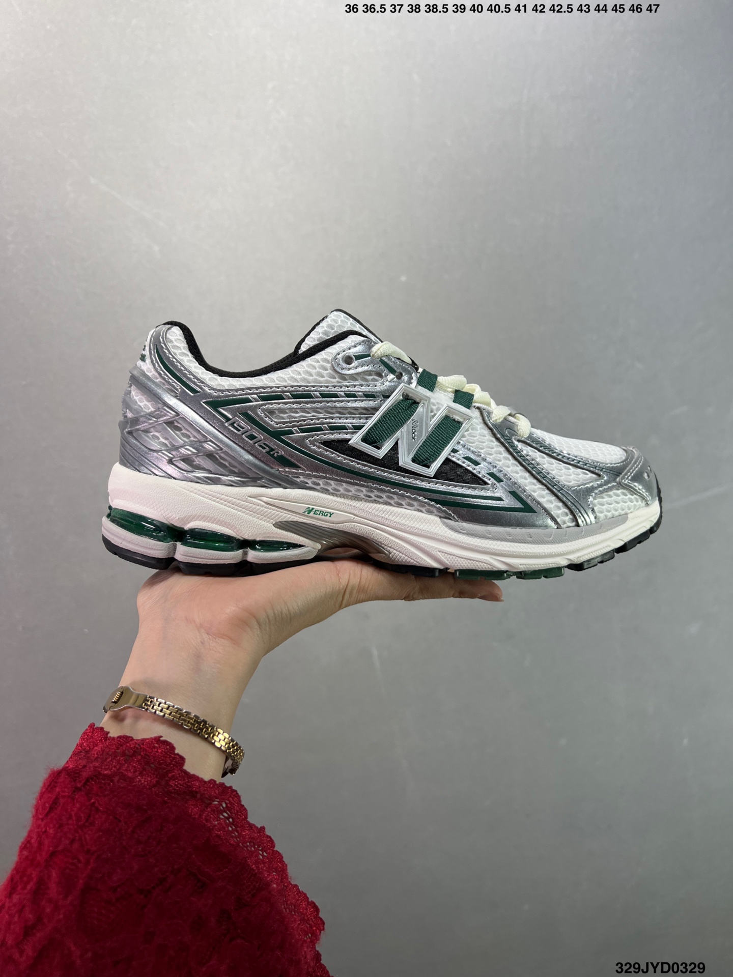 公司级✅新百伦New Balance M1906系列 复古单品宝藏老爹鞋款 公司级 复古元素叠加 质感超级棒 楦版型材料细节做工精细 作为NB最经典的档案鞋型之一 与2002一样,1906有着NB最成熟的技术加持和复古款式,而本次推出的版本参照2002r的定位,相信会在性价两端做出权衡.单从造型上来看,依旧是vibe风格,味道很正,细节也很酷,这双1906r无疑必能打入复古跑鞋爱好者的年度鞋款名 官方货号:M1906RFP ID:329JYD0329