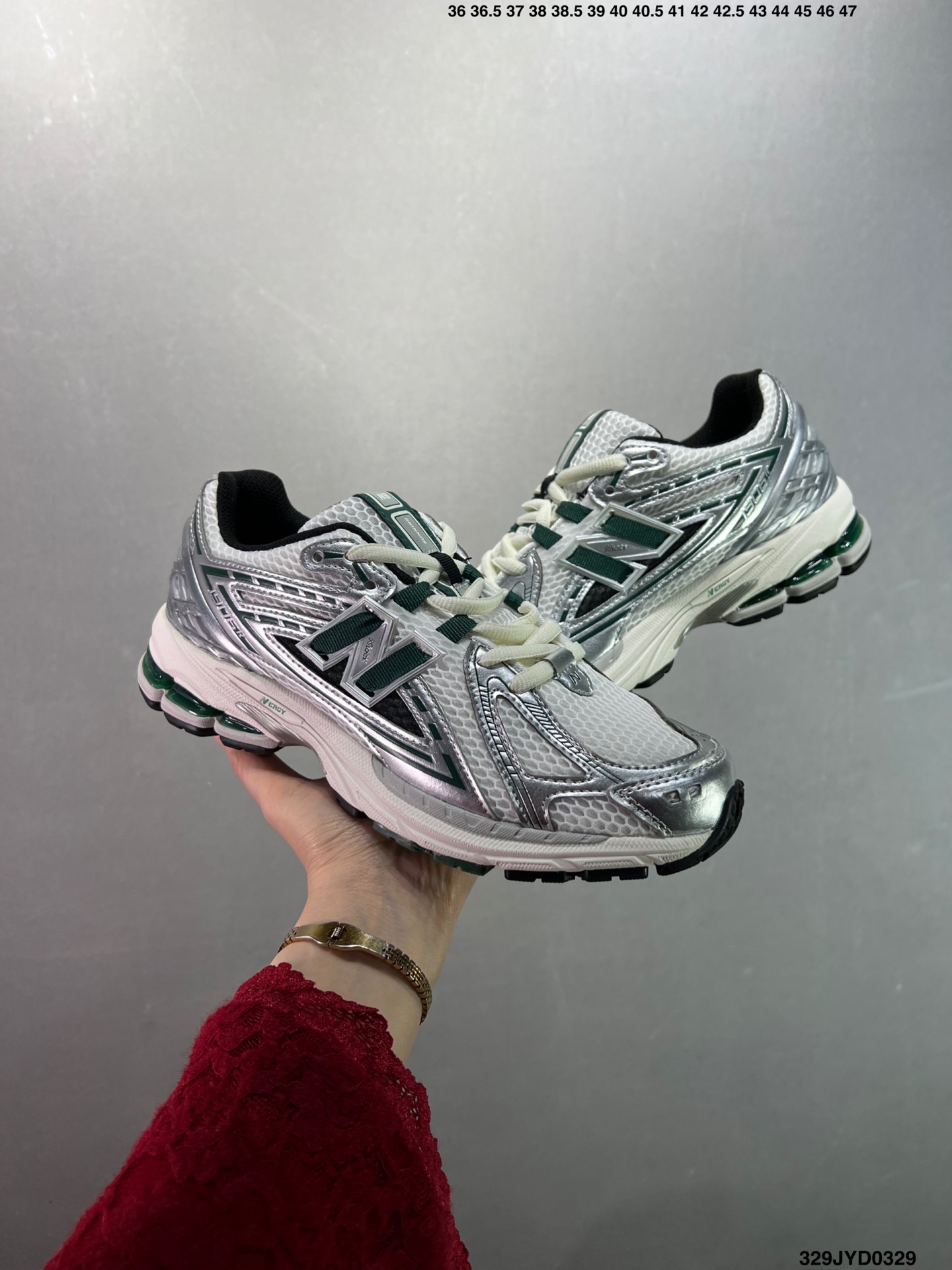 公司级✅新百伦New Balance M1906系列 复古单品宝藏老爹鞋款 公司级 复古元素叠加 质感超级棒 楦版型材料细节做工精细 作为NB最经典的档案鞋型之一 与2002一样,1906有着NB最成熟的技术加持和复古款式,而本次推出的版本参照2002r的定位,相信会在性价两端做出权衡.单从造型上来看,依旧是vibe风格,味道很正,细节也很酷,这双1906r无疑必能打入复古跑鞋爱好者的年度鞋款名 官方货号:M1906RFP ID:329JYD0329