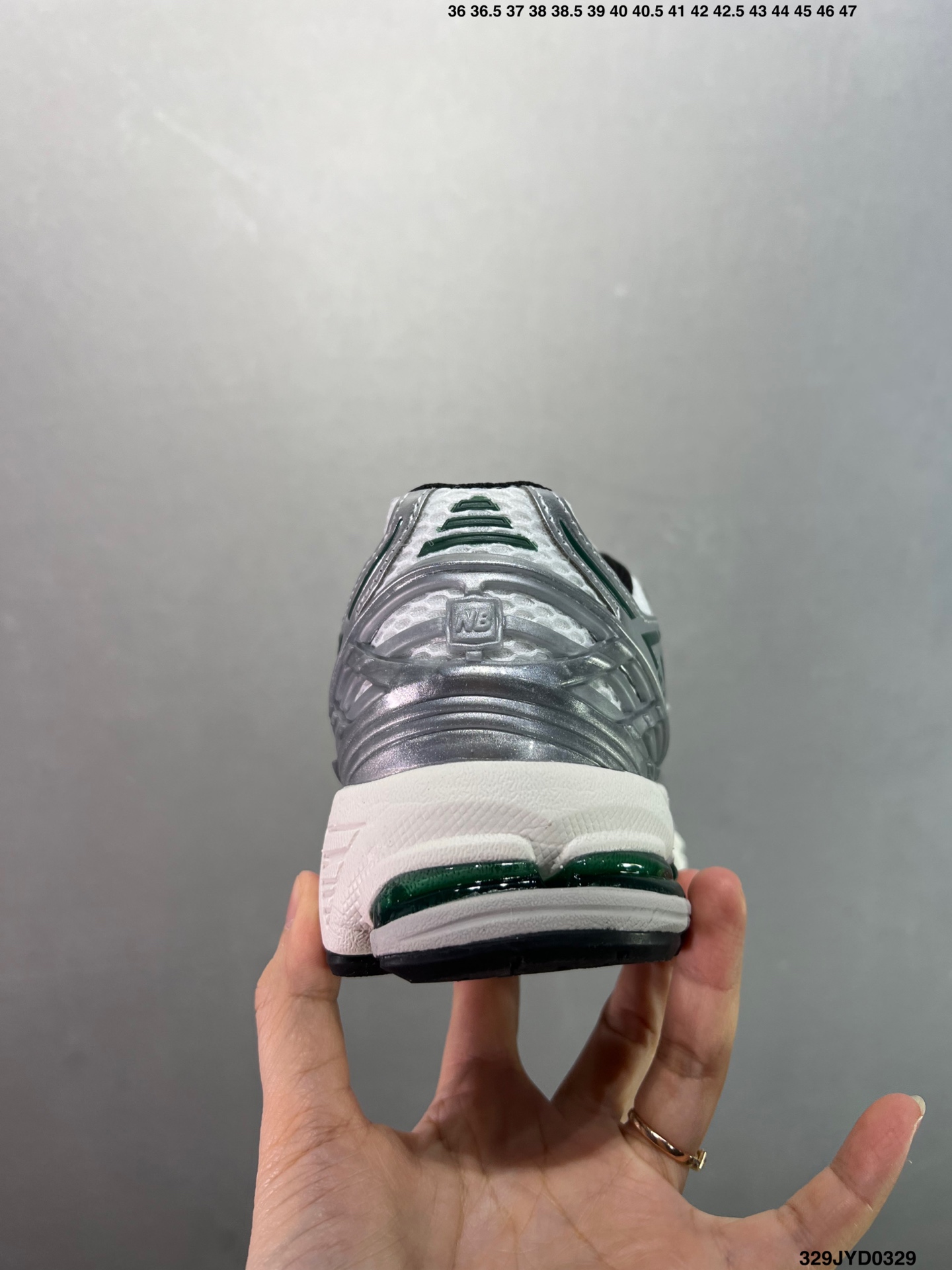 公司级✅新百伦New Balance M1906系列 复古单品宝藏老爹鞋款 公司级 复古元素叠加 质感超级棒 楦版型材料细节做工精细 作为NB最经典的档案鞋型之一 与2002一样,1906有着NB最成熟的技术加持和复古款式,而本次推出的版本参照2002r的定位,相信会在性价两端做出权衡.单从造型上来看,依旧是vibe风格,味道很正,细节也很酷,这双1906r无疑必能打入复古跑鞋爱好者的年度鞋款名 官方货号:M1906RFP ID:329JYD0329