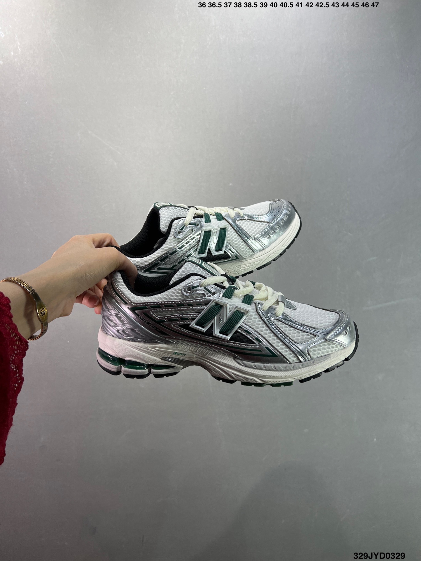 公司级✅新百伦New Balance M1906系列 复古单品宝藏老爹鞋款 公司级 复古元素叠加 质感超级棒 楦版型材料细节做工精细 作为NB最经典的档案鞋型之一 与2002一样,1906有着NB最成熟的技术加持和复古款式,而本次推出的版本参照2002r的定位,相信会在性价两端做出权衡.单从造型上来看,依旧是vibe风格,味道很正,细节也很酷,这双1906r无疑必能打入复古跑鞋爱好者的年度鞋款名 官方货号:M1906RFP ID:329JYD0329