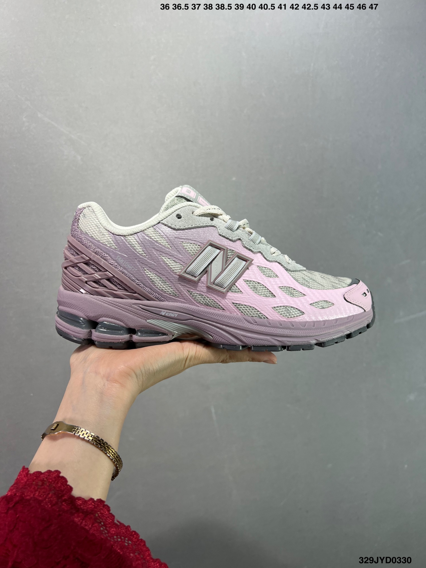 公司级✅新百伦New Balance M1906系列 复古单品宝藏老爹鞋款 公司级 复古元素叠加 质感超级棒 楦版型材料细节做工精细 作为NB最经典的档案鞋型之一 与2002一样,1906有着NB最成熟的技术加持和复古款式,而本次推出的版本参照2002r的定位,相信会在性价两端做出权衡.单从造型上来看,依旧是vibe风格,味道很正,细节也很酷,这双1906r无疑必能打入复古跑鞋爱好者的年度鞋款名 官方货号:M1906RFP ID:329JYD0330