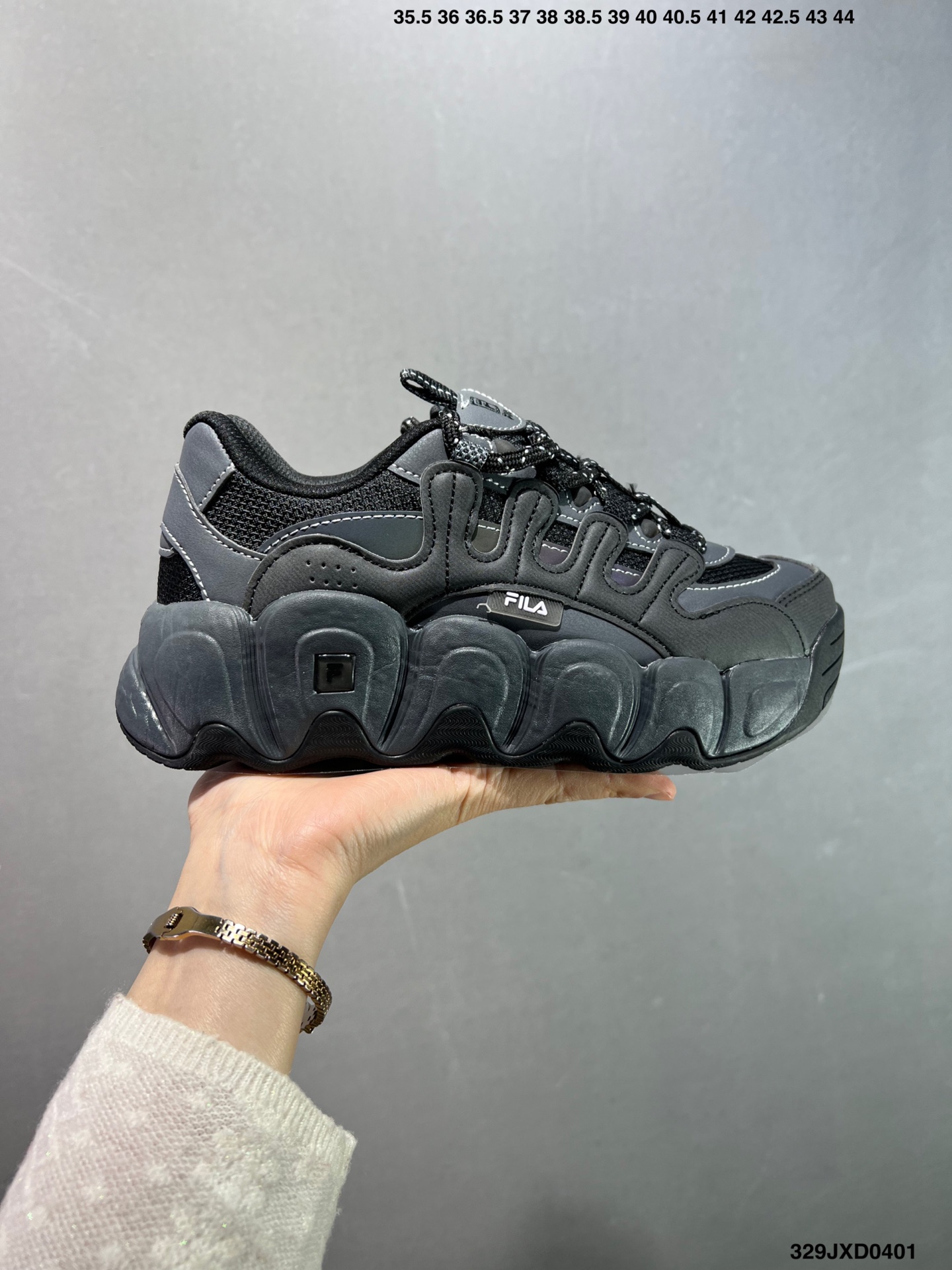 💰130
公司级✅Etudes x FILA斐乐 织物合成革TPU 圆头系带厚底 减震耐磨 低帮 复古休闲鞋
货号:F12W342103FOA
尺码:35.5 36 36.5 37.5 38 38.5 39 40
ID:329JXD0401