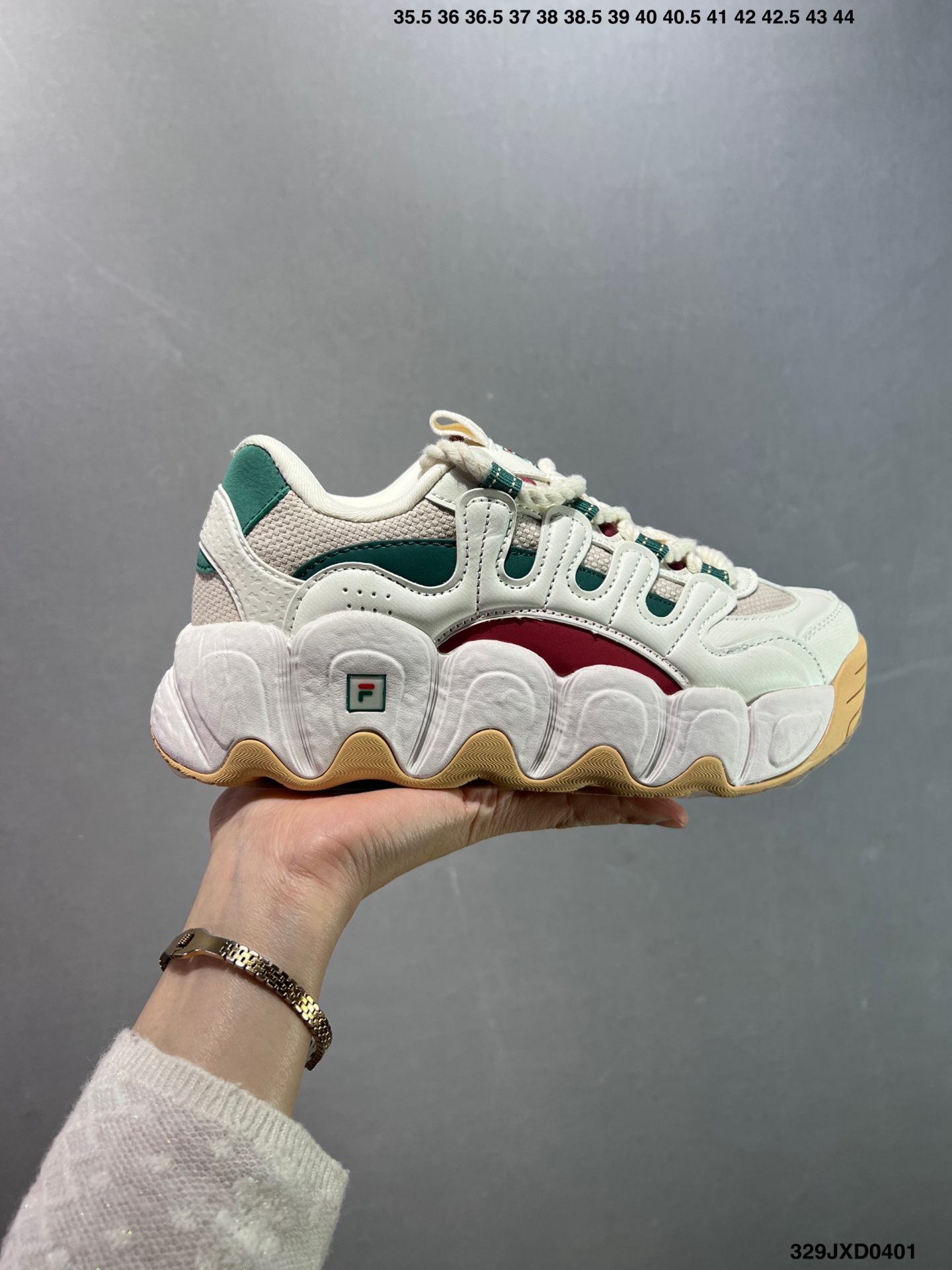 💰130
公司级✅Etudes x FILA斐乐 织物合成革TPU 圆头系带厚底 减震耐磨 低帮 复古休闲鞋
货号:F12W342103FOA
尺码:35.5 36 36.5 37.5 38 38.5 39 40
ID:329JXD0401