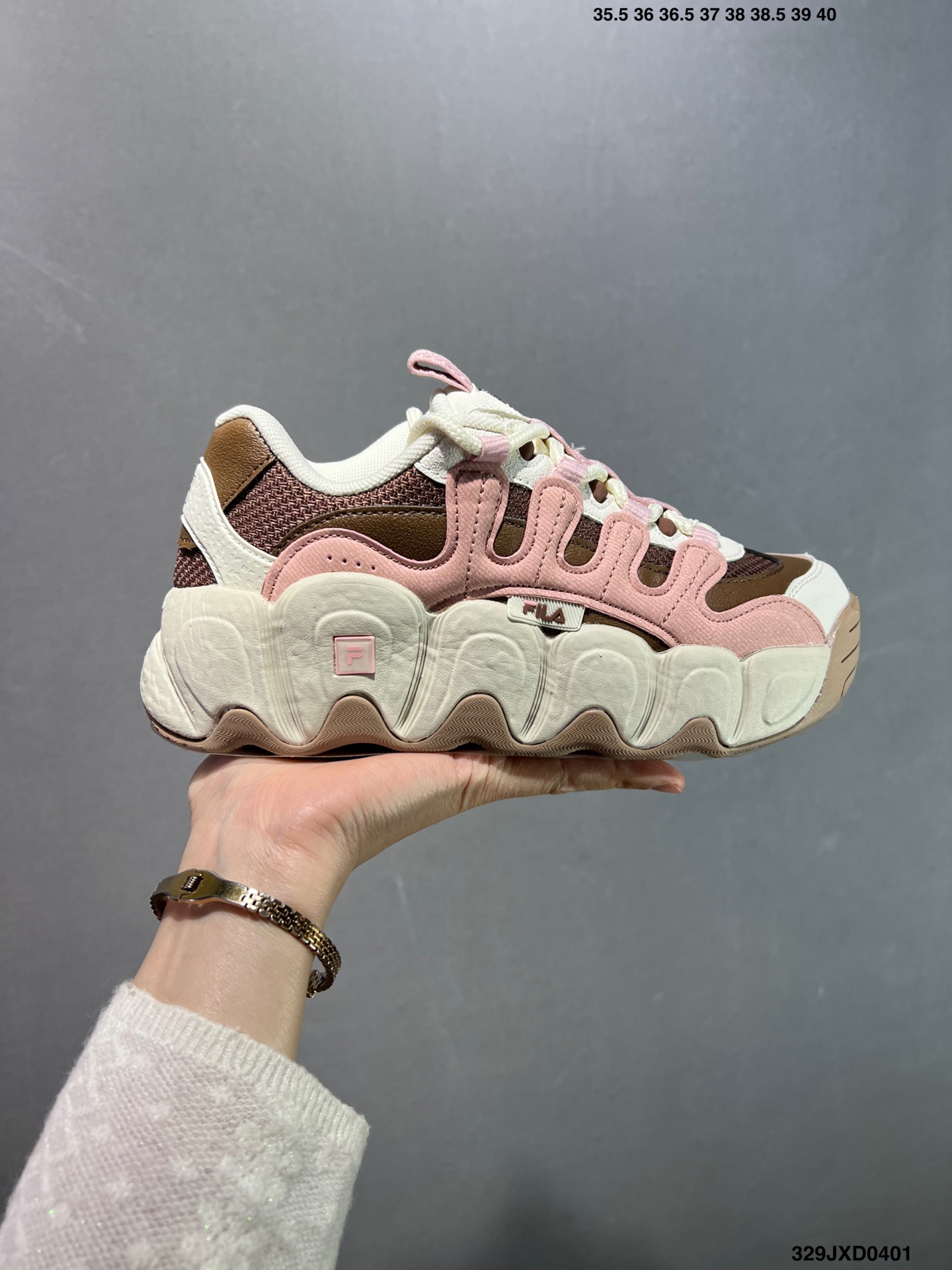 💰130
公司级✅Etudes x FILA斐乐 织物合成革TPU 圆头系带厚底 减震耐磨 低帮 复古休闲鞋
货号:F12W342103FOA
尺码:35.5 36 36.5 37.5 38 38.5 39 40
ID:329JXD0401