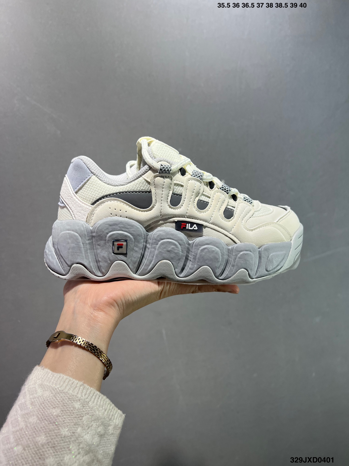 💰130
公司级✅Etudes x FILA斐乐 织物合成革TPU 圆头系带厚底 减震耐磨 低帮 复古休闲鞋
货号:F12W342103FOA
尺码:35.5 36 36.5 37.5 38 38.5 39 40
ID:329JXD0401