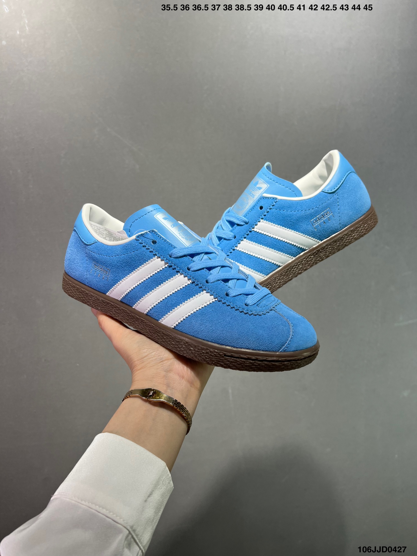 供货价:120💰『高瑞莆田鞋』星选安福优品,得物APP同步款,顺丰包邮得物1:1面单,下单赠送精美礼品🎁
✅adidas Aloha Super阿罗哈百搭滑板鞋&ldquo;全黑透明底&rdquo;BB5999
尺码：36 36,2/3 37 38 38,2/3 39 40 40,2/3 41 42 42,2/3 43 44 45
条码编码：106JJD0427
为了纪念传奇滑手Mark Gonzales和adidas skateboarding长达20年的合作友谊，adidas为其发布了全新的签名款Aloha Super。鞋子的灵感来源于1998年Gonzales在德国Abteiberg的 St&auml;dtisches博物馆表演时所穿的adiStar Fencing滑板鞋。
这双Aloha Super是专门为滑板而设计，保留了adiStar Fencing中的许多经典元素，时尚的中性色调与夸张的黑色条纹，鞋面和鞋舌都采用耐磨的面料，并且在鞋跟处提供了加固保护，让鞋子能够更加持久耐磨。