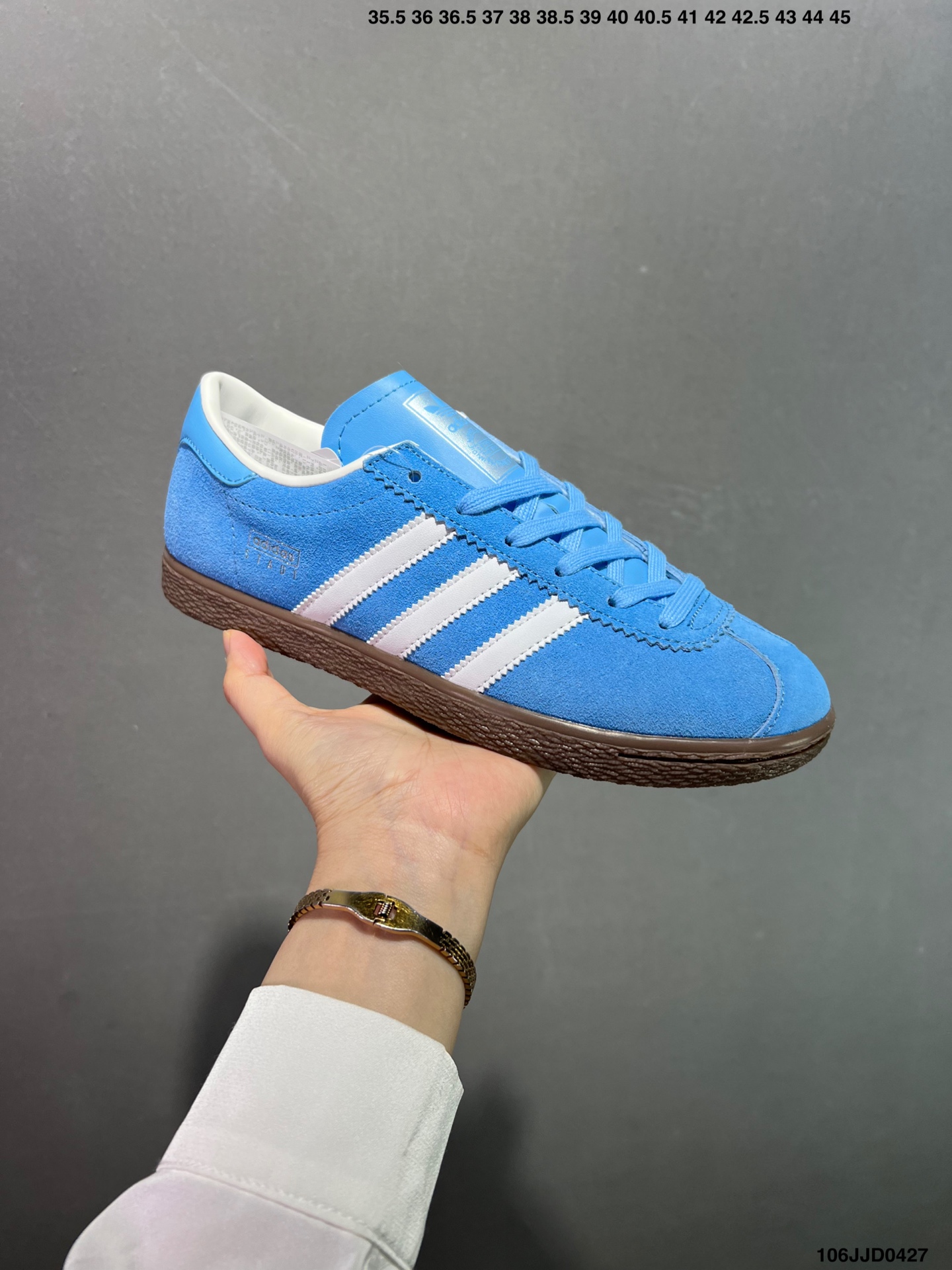 供货价:120💰『高瑞莆田鞋』星选安福优品,得物APP同步款,顺丰包邮得物1:1面单,下单赠送精美礼品🎁
✅adidas Aloha Super阿罗哈百搭滑板鞋&ldquo;全黑透明底&rdquo;BB5999
尺码：36 36,2/3 37 38 38,2/3 39 40 40,2/3 41 42 42,2/3 43 44 45
条码编码：106JJD0427
为了纪念传奇滑手Mark Gonzales和adidas skateboarding长达20年的合作友谊，adidas为其发布了全新的签名款Aloha Super。鞋子的灵感来源于1998年Gonzales在德国Abteiberg的 St&auml;dtisches博物馆表演时所穿的adiStar Fencing滑板鞋。
这双Aloha Super是专门为滑板而设计，保留了adiStar Fencing中的许多经典元素，时尚的中性色调与夸张的黑色条纹，鞋面和鞋舌都采用耐磨的面料，并且在鞋跟处提供了加固保护，让鞋子能够更加持久耐磨。