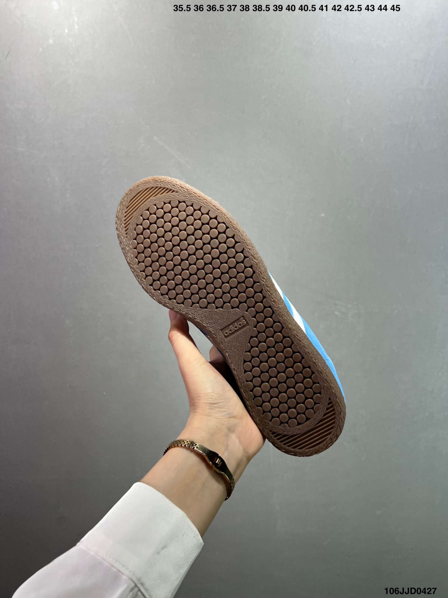 供货价:120💰『高瑞莆田鞋』星选安福优品,得物APP同步款,顺丰包邮得物1:1面单,下单赠送精美礼品🎁
✅adidas Aloha Super阿罗哈百搭滑板鞋&ldquo;全黑透明底&rdquo;BB5999
尺码：36 36,2/3 37 38 38,2/3 39 40 40,2/3 41 42 42,2/3 43 44 45
条码编码：106JJD0427
为了纪念传奇滑手Mark Gonzales和adidas skateboarding长达20年的合作友谊，adidas为其发布了全新的签名款Aloha Super。鞋子的灵感来源于1998年Gonzales在德国Abteiberg的 St&auml;dtisches博物馆表演时所穿的adiStar Fencing滑板鞋。
这双Aloha Super是专门为滑板而设计，保留了adiStar Fencing中的许多经典元素，时尚的中性色调与夸张的黑色条纹，鞋面和鞋舌都采用耐磨的面料，并且在鞋跟处提供了加固保护，让鞋子能够更加持久耐磨。