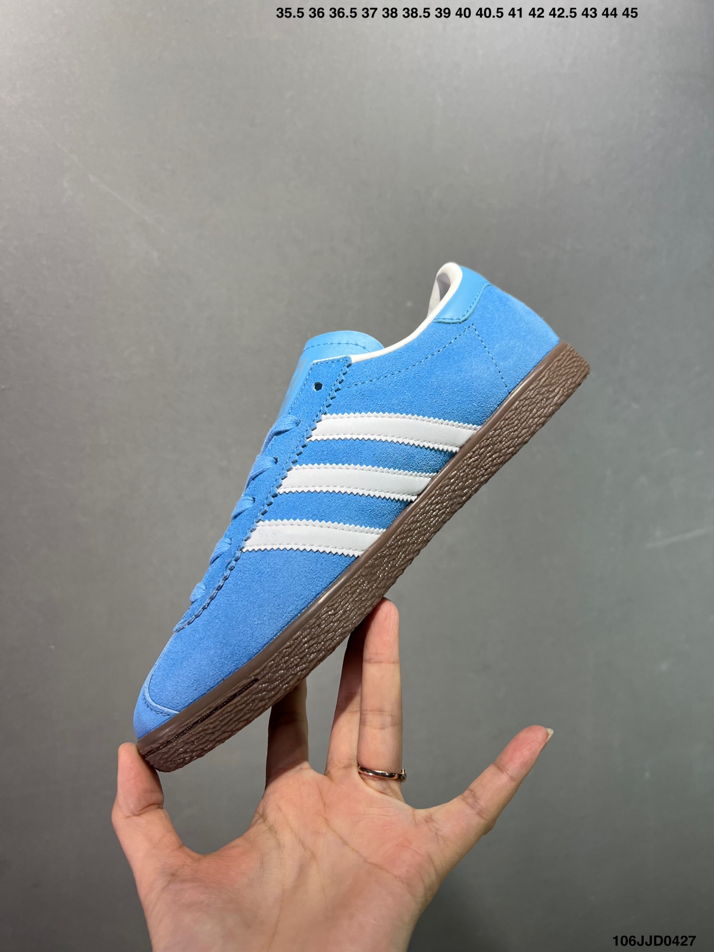 供货价:120💰『高瑞莆田鞋』星选安福优品,得物APP同步款,顺丰包邮得物1:1面单,下单赠送精美礼品🎁
✅adidas Aloha Super阿罗哈百搭滑板鞋&ldquo;全黑透明底&rdquo;BB5999
尺码：36 36,2/3 37 38 38,2/3 39 40 40,2/3 41 42 42,2/3 43 44 45
条码编码：106JJD0427
为了纪念传奇滑手Mark Gonzales和adidas skateboarding长达20年的合作友谊，adidas为其发布了全新的签名款Aloha Super。鞋子的灵感来源于1998年Gonzales在德国Abteiberg的 St&auml;dtisches博物馆表演时所穿的adiStar Fencing滑板鞋。
这双Aloha Super是专门为滑板而设计，保留了adiStar Fencing中的许多经典元素，时尚的中性色调与夸张的黑色条纹，鞋面和鞋舌都采用耐磨的面料，并且在鞋跟处提供了加固保护，让鞋子能够更加持久耐磨。