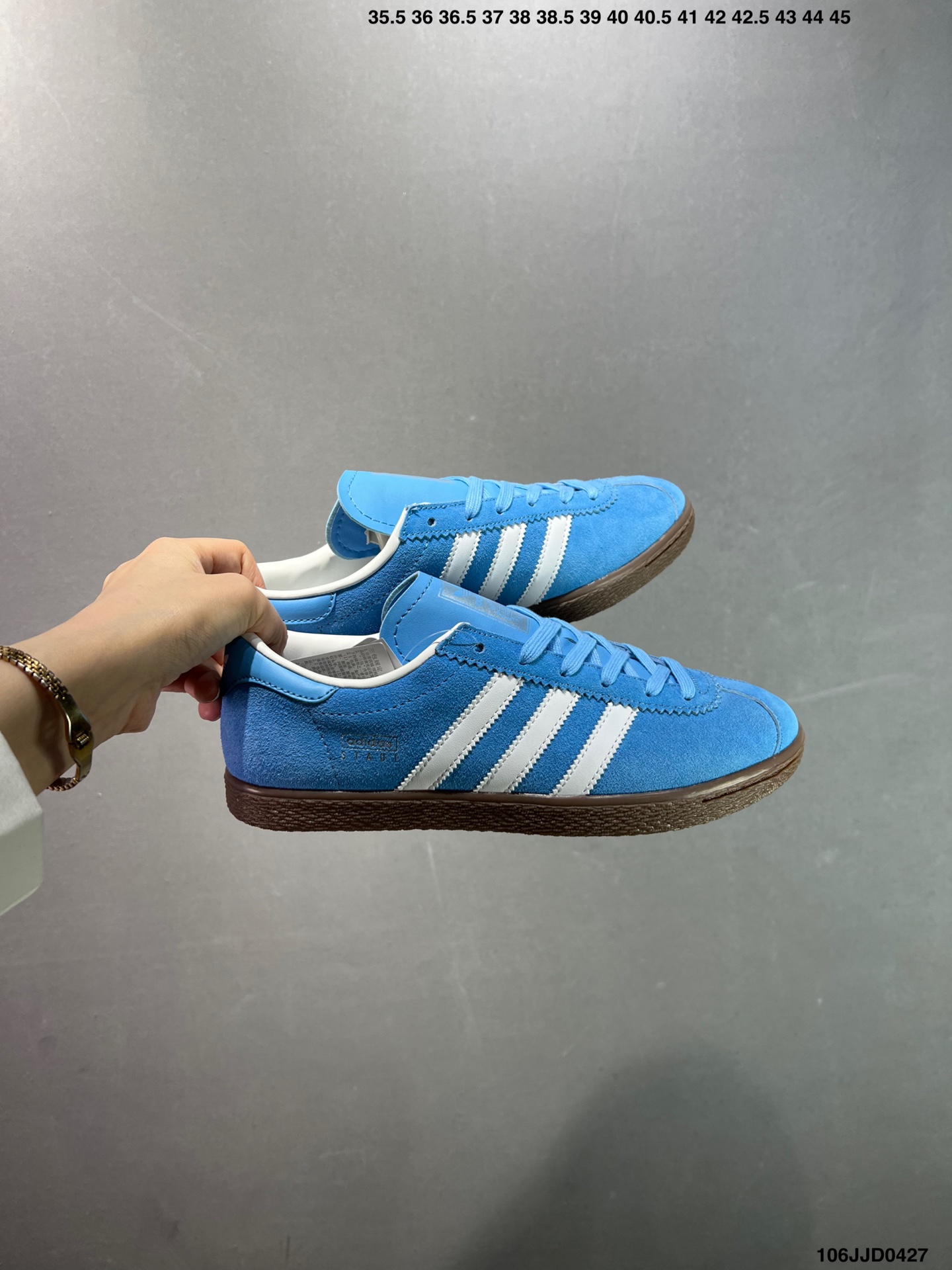 供货价:120💰『高瑞莆田鞋』星选安福优品,得物APP同步款,顺丰包邮得物1:1面单,下单赠送精美礼品🎁
✅adidas Aloha Super阿罗哈百搭滑板鞋&ldquo;全黑透明底&rdquo;BB5999
尺码：36 36,2/3 37 38 38,2/3 39 40 40,2/3 41 42 42,2/3 43 44 45
条码编码：106JJD0427
为了纪念传奇滑手Mark Gonzales和adidas skateboarding长达20年的合作友谊，adidas为其发布了全新的签名款Aloha Super。鞋子的灵感来源于1998年Gonzales在德国Abteiberg的 St&auml;dtisches博物馆表演时所穿的adiStar Fencing滑板鞋。
这双Aloha Super是专门为滑板而设计，保留了adiStar Fencing中的许多经典元素，时尚的中性色调与夸张的黑色条纹，鞋面和鞋舌都采用耐磨的面料，并且在鞋跟处提供了加固保护，让鞋子能够更加持久耐磨。