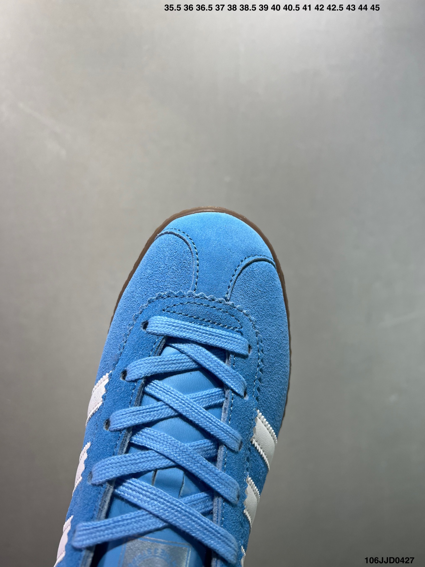 供货价:120💰『高瑞莆田鞋』星选安福优品,得物APP同步款,顺丰包邮得物1:1面单,下单赠送精美礼品🎁
✅adidas Aloha Super阿罗哈百搭滑板鞋&ldquo;全黑透明底&rdquo;BB5999
尺码：36 36,2/3 37 38 38,2/3 39 40 40,2/3 41 42 42,2/3 43 44 45
条码编码：106JJD0427
为了纪念传奇滑手Mark Gonzales和adidas skateboarding长达20年的合作友谊，adidas为其发布了全新的签名款Aloha Super。鞋子的灵感来源于1998年Gonzales在德国Abteiberg的 St&auml;dtisches博物馆表演时所穿的adiStar Fencing滑板鞋。
这双Aloha Super是专门为滑板而设计，保留了adiStar Fencing中的许多经典元素，时尚的中性色调与夸张的黑色条纹，鞋面和鞋舌都采用耐磨的面料，并且在鞋跟处提供了加固保护，让鞋子能够更加持久耐磨。