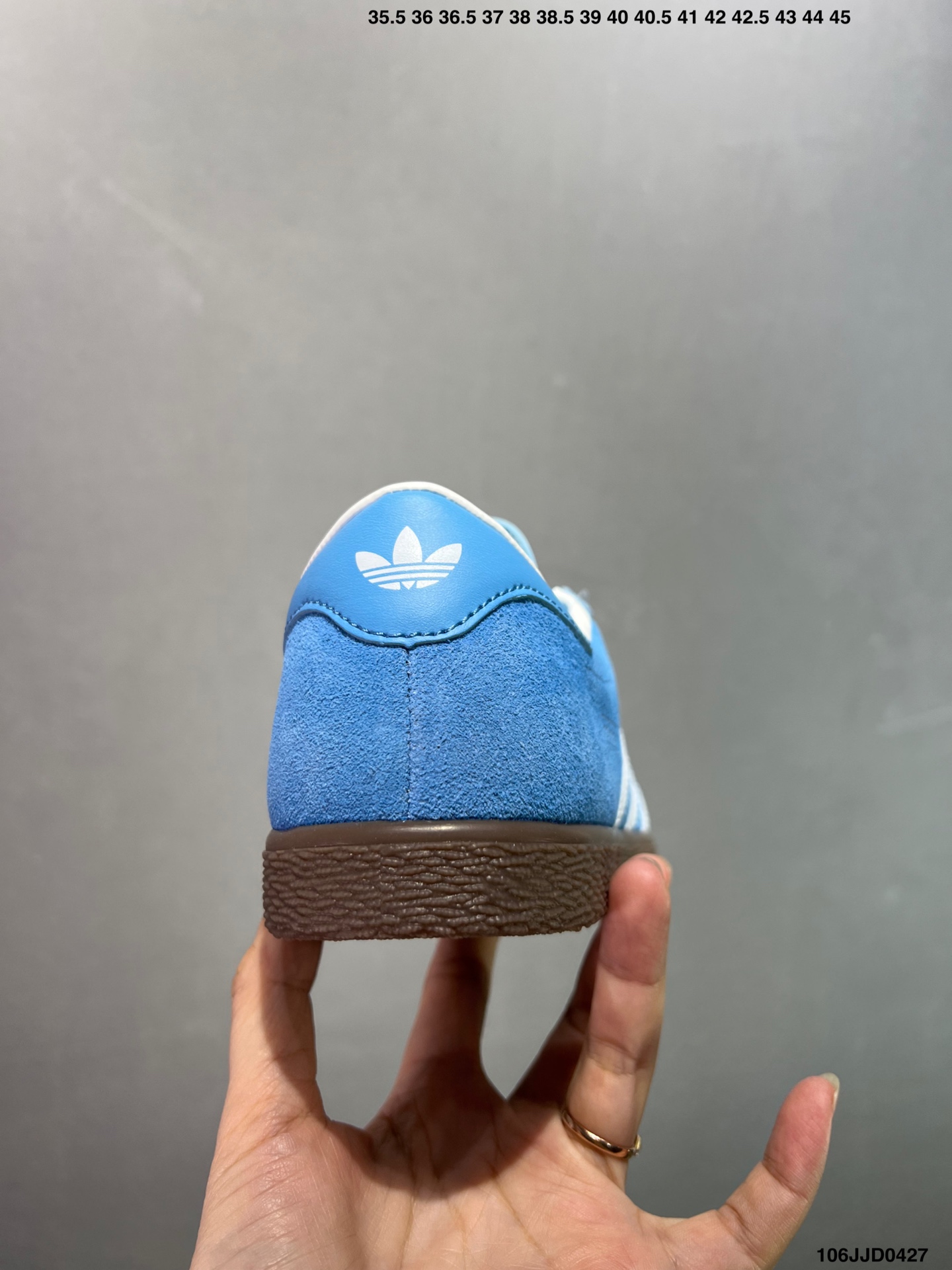 供货价:120💰『高瑞莆田鞋』星选安福优品,得物APP同步款,顺丰包邮得物1:1面单,下单赠送精美礼品🎁
✅adidas Aloha Super阿罗哈百搭滑板鞋&ldquo;全黑透明底&rdquo;BB5999
尺码：36 36,2/3 37 38 38,2/3 39 40 40,2/3 41 42 42,2/3 43 44 45
条码编码：106JJD0427
为了纪念传奇滑手Mark Gonzales和adidas skateboarding长达20年的合作友谊，adidas为其发布了全新的签名款Aloha Super。鞋子的灵感来源于1998年Gonzales在德国Abteiberg的 St&auml;dtisches博物馆表演时所穿的adiStar Fencing滑板鞋。
这双Aloha Super是专门为滑板而设计，保留了adiStar Fencing中的许多经典元素，时尚的中性色调与夸张的黑色条纹，鞋面和鞋舌都采用耐磨的面料，并且在鞋跟处提供了加固保护，让鞋子能够更加持久耐磨。