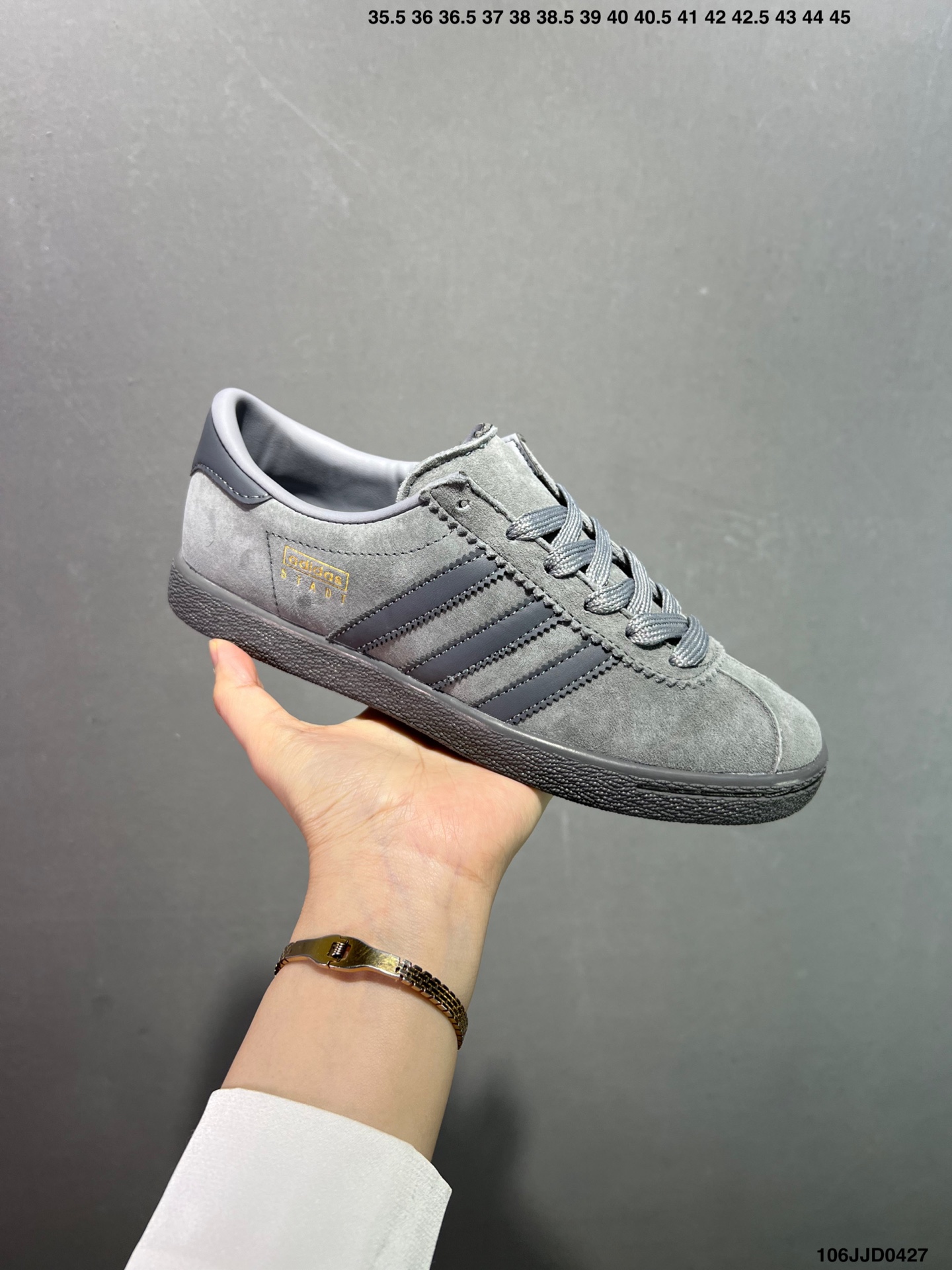 adidas Aloha Super阿罗哈百搭滑板鞋“全黑透明底”BB5999 2/3 37 38 38,2/3 39 40 40,2/3 41 42 42,2/3 43 44 45 条码编码:106JJD0427 为了纪念传奇滑手Mark Gonzales和adidas skateboarding长达20年的合作友谊,adidas为其发布了全新的签名款Aloha Super.鞋子的灵感来源于1998年Gonzales在德国Abteiberg的 Städtisches博物馆表演时所穿的adiStar Fencing滑板鞋. 这双Aloha Super是专门为滑板而设计,保留了adiStar Fencing中的许多经典元素,时尚的中性色调与夸张的黑色条纹,鞋面和鞋舌都采用耐磨的面料,并且在鞋跟处提供了加固保护,让鞋子能够更加持久耐磨.