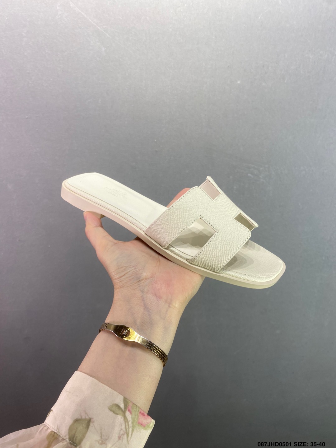 Hermès Oran Sandal: Classic H-Strap Leather Slide, Comfortable and Stylish 5 i1746032487771 3088 0 3