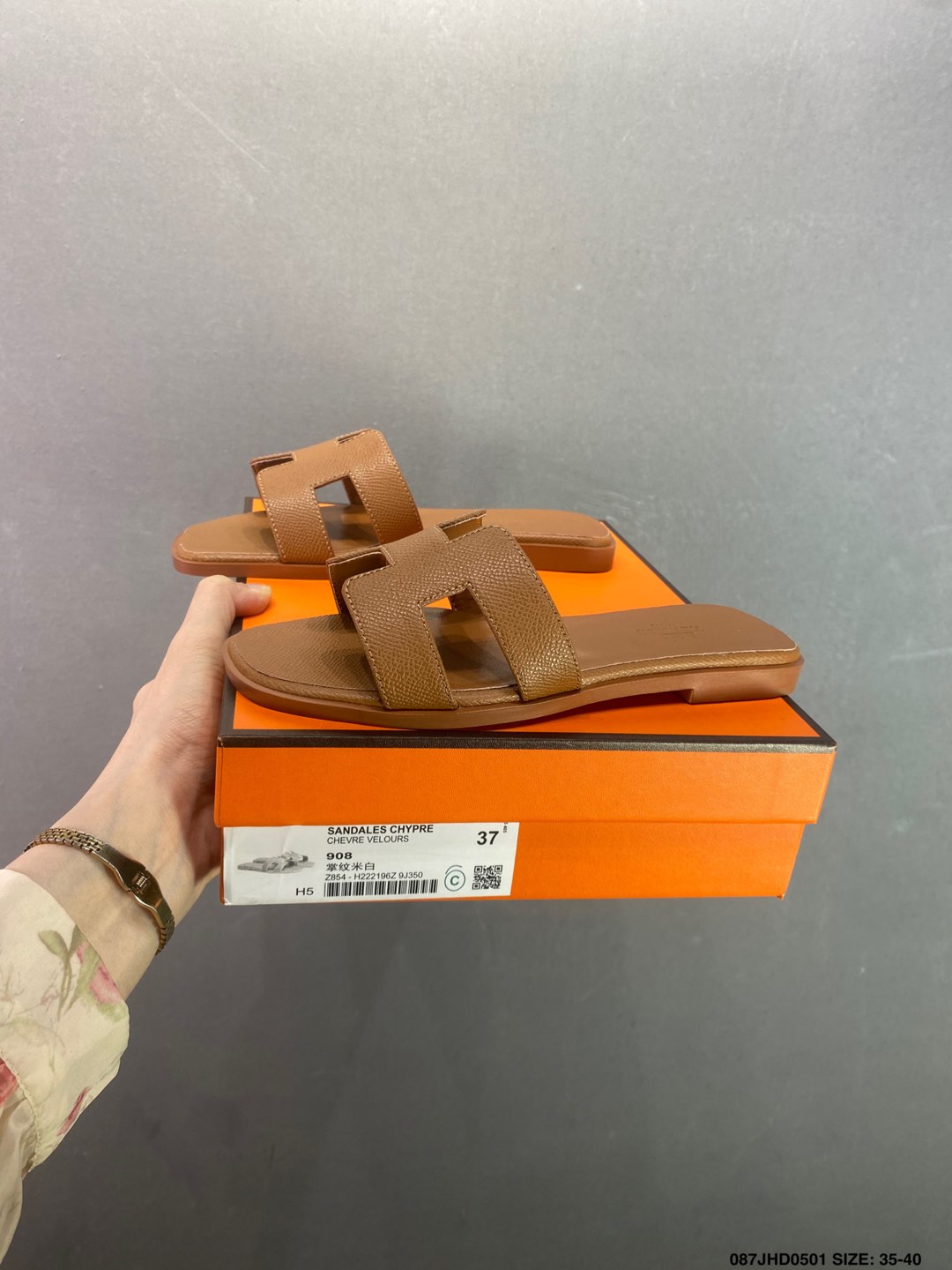 Hermès Oran Sandal: Classic H-Strap Leather Slide, Comfortable and Stylish 4 i1746032487904 7956 0 2